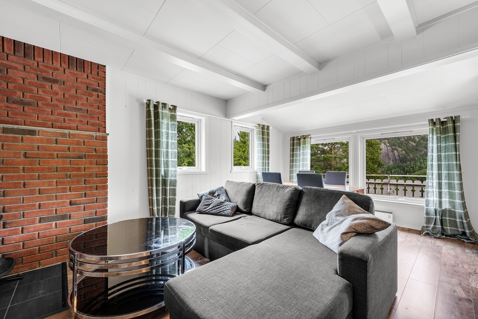 Fra spisestuen er det utgang til terrassen. Galleribilde