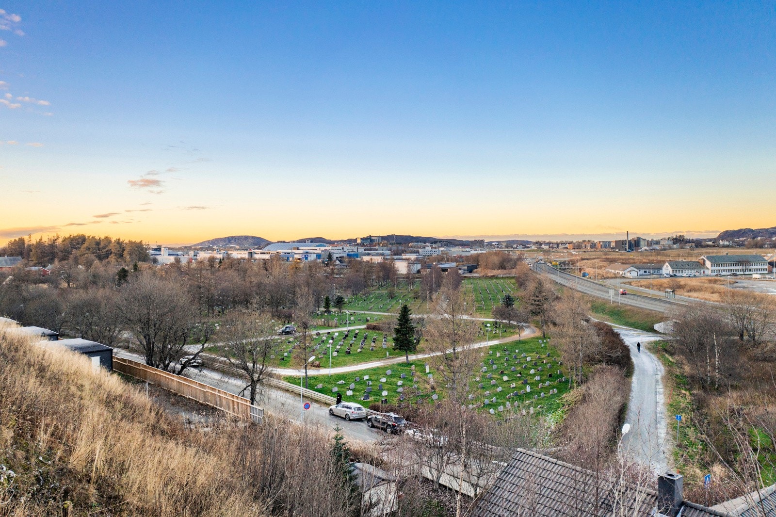 Bildet er tatt fra høyde tilsvarende balkongen til eneboligen, fantastisk utsikt. Galleribilde