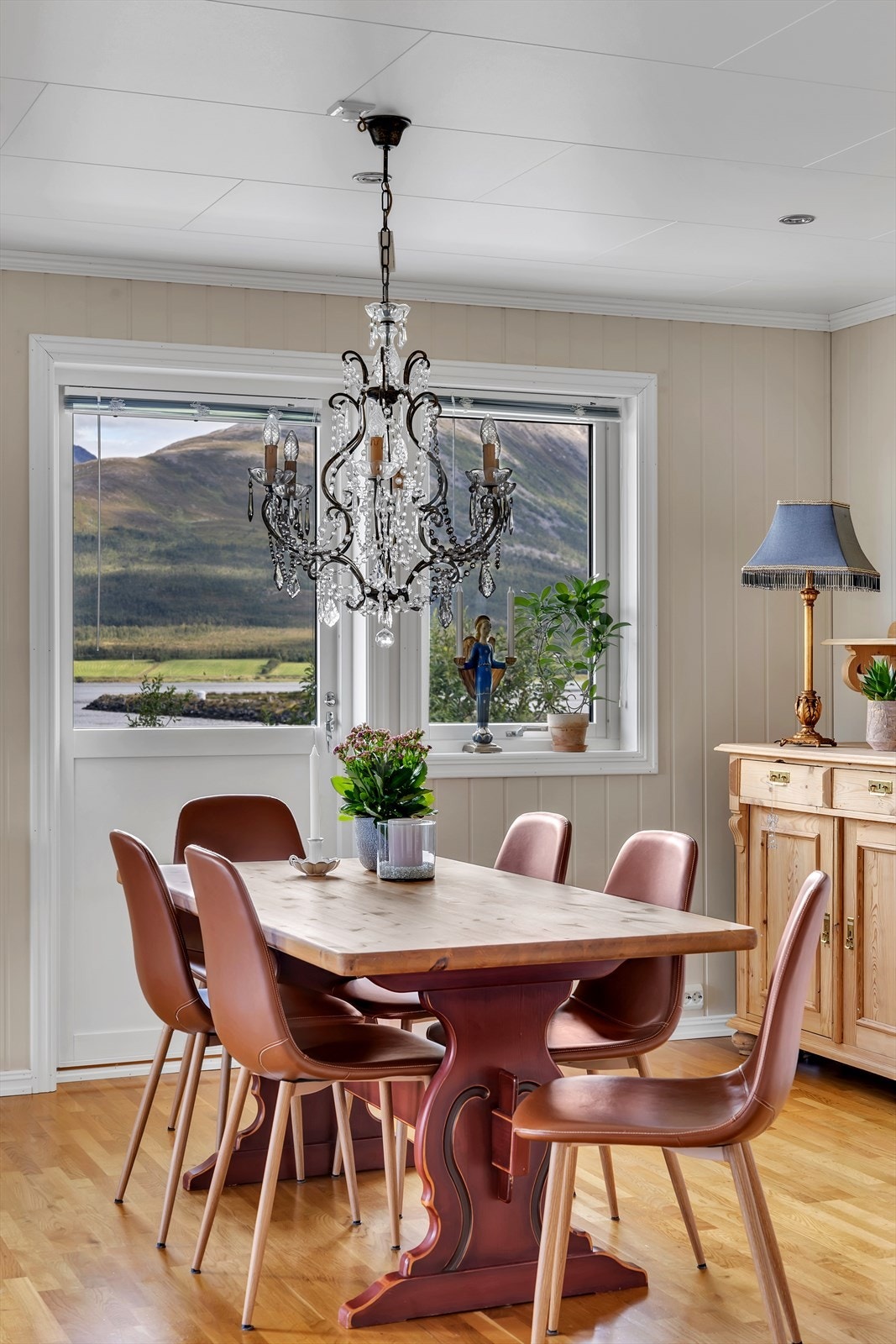 Også fra spisebordet har man utsikt over de mektige fjellene Galleribilde