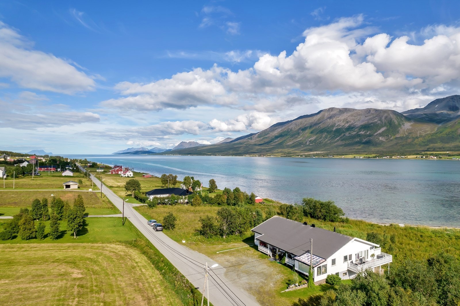 Ytterst i bildet kan man skimte Karlsøy og Arnøya Galleribilde