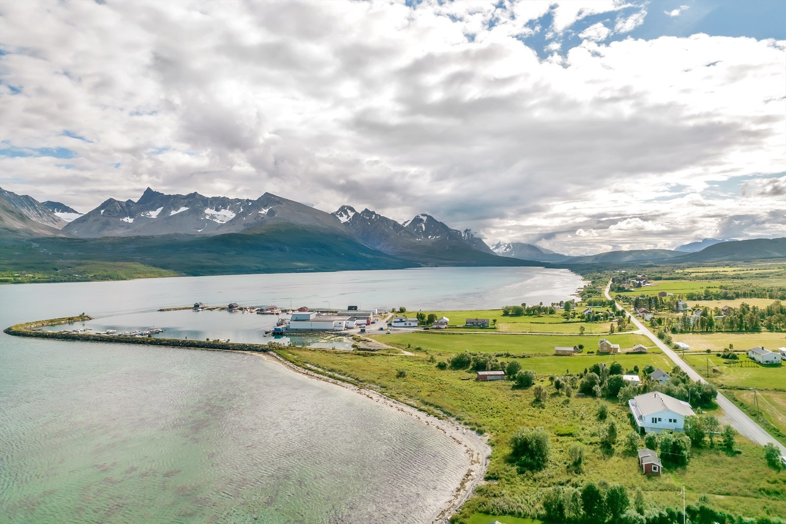 Lenangsøyra med tindene i bakgrunnen Galleribilde