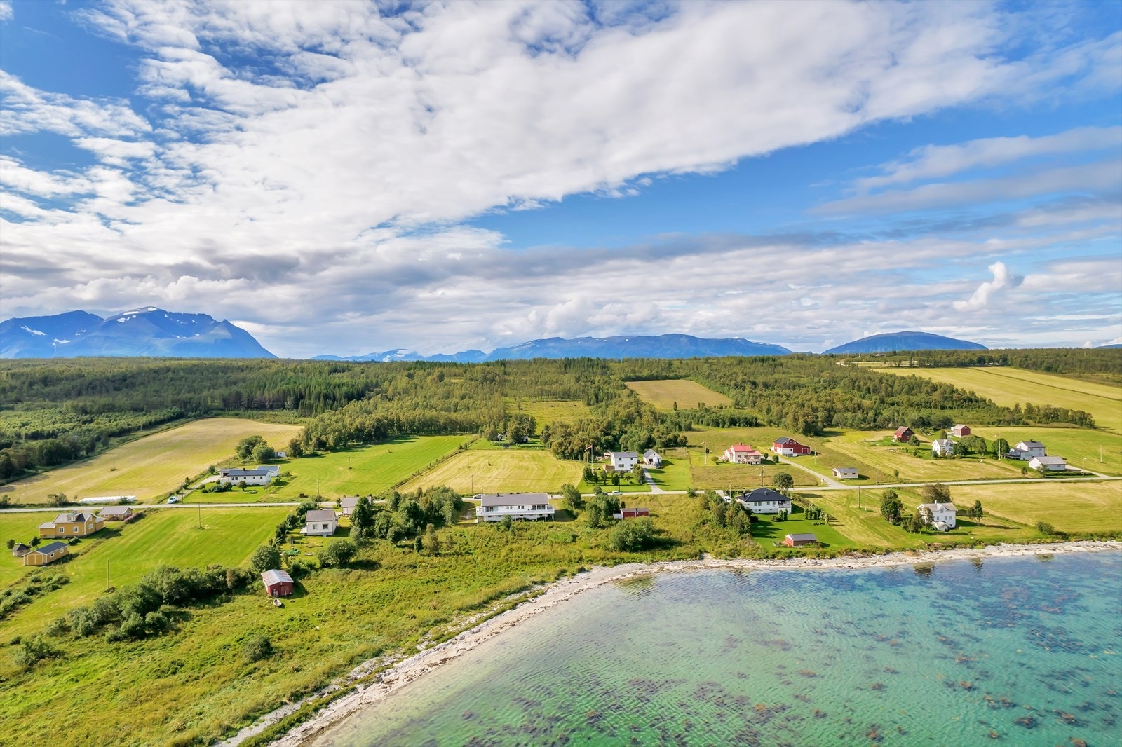 Boligen ligger landlig til, og det er godt med luft mellom husene Galleribilde