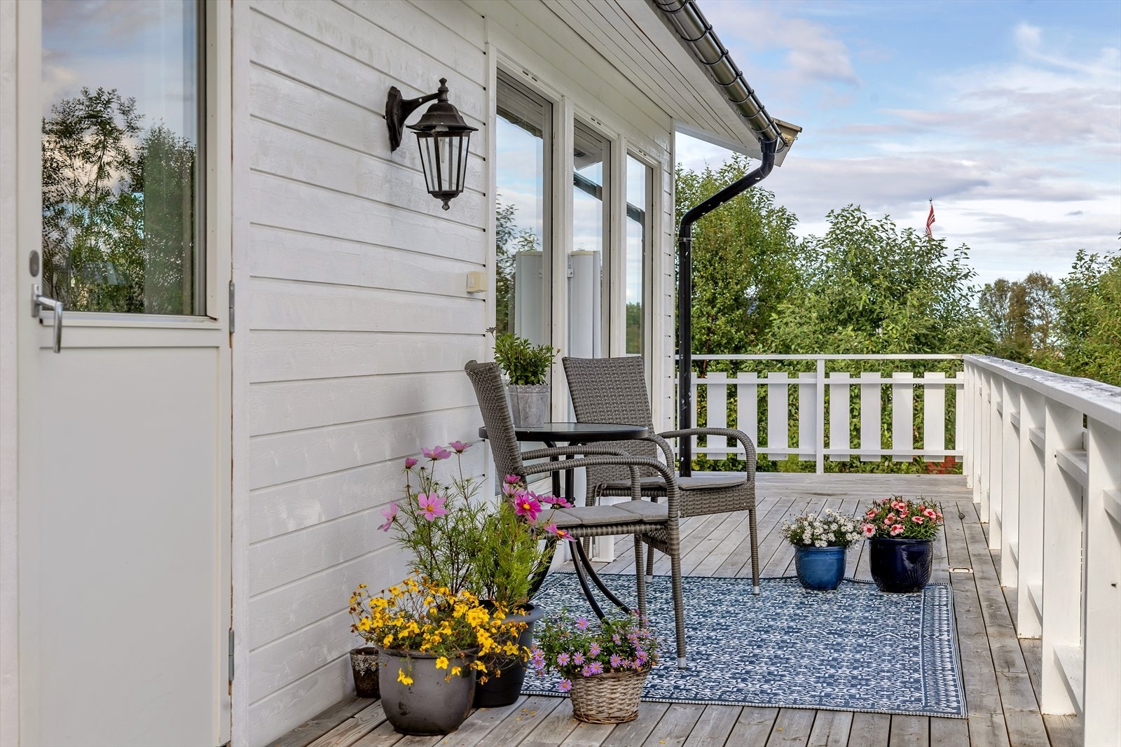 Fra verandaen kan man nyte mang en nydelig sommerdag Galleribilde