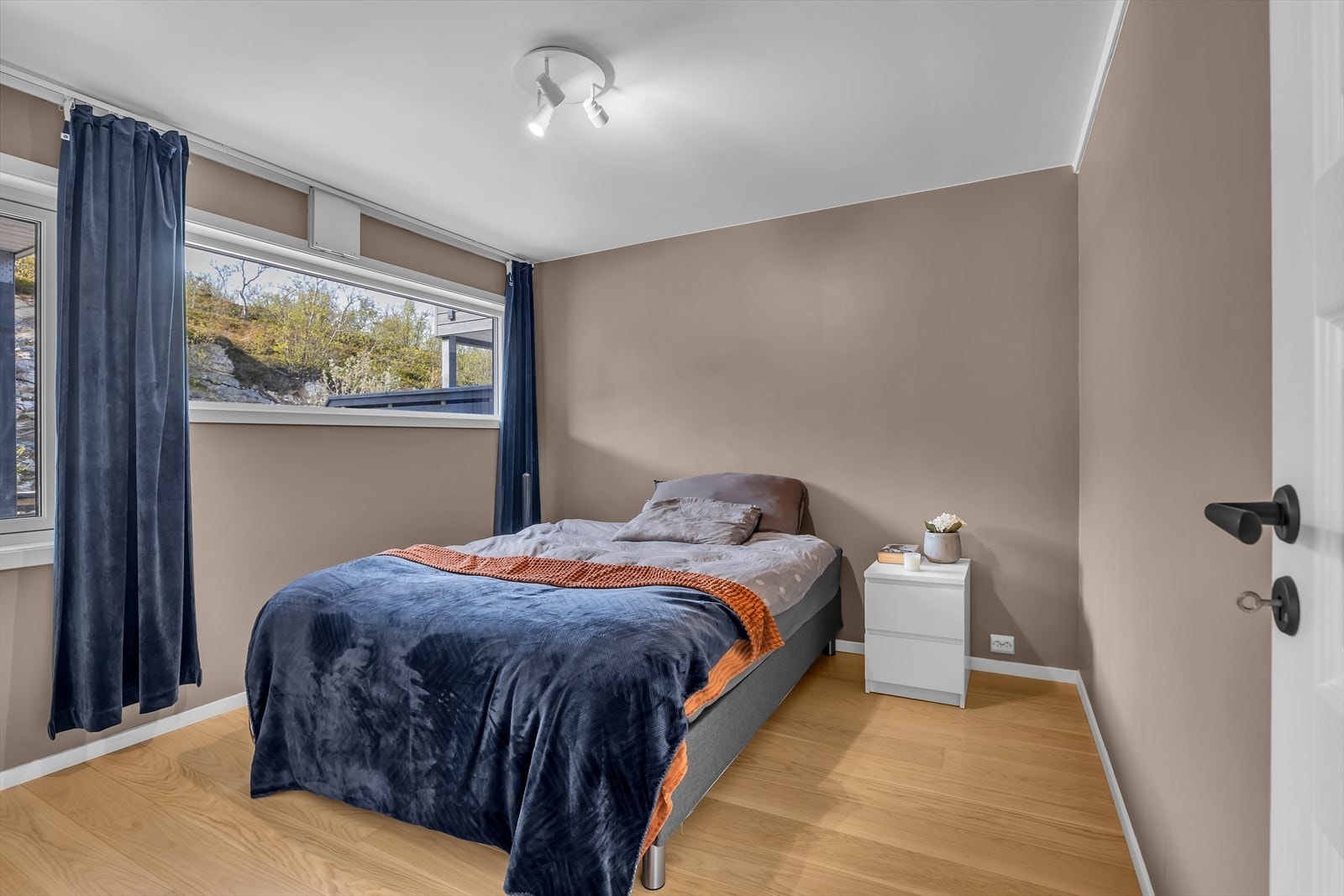 Stort soverom som fint rommer en dobbeltseng Galleribilde