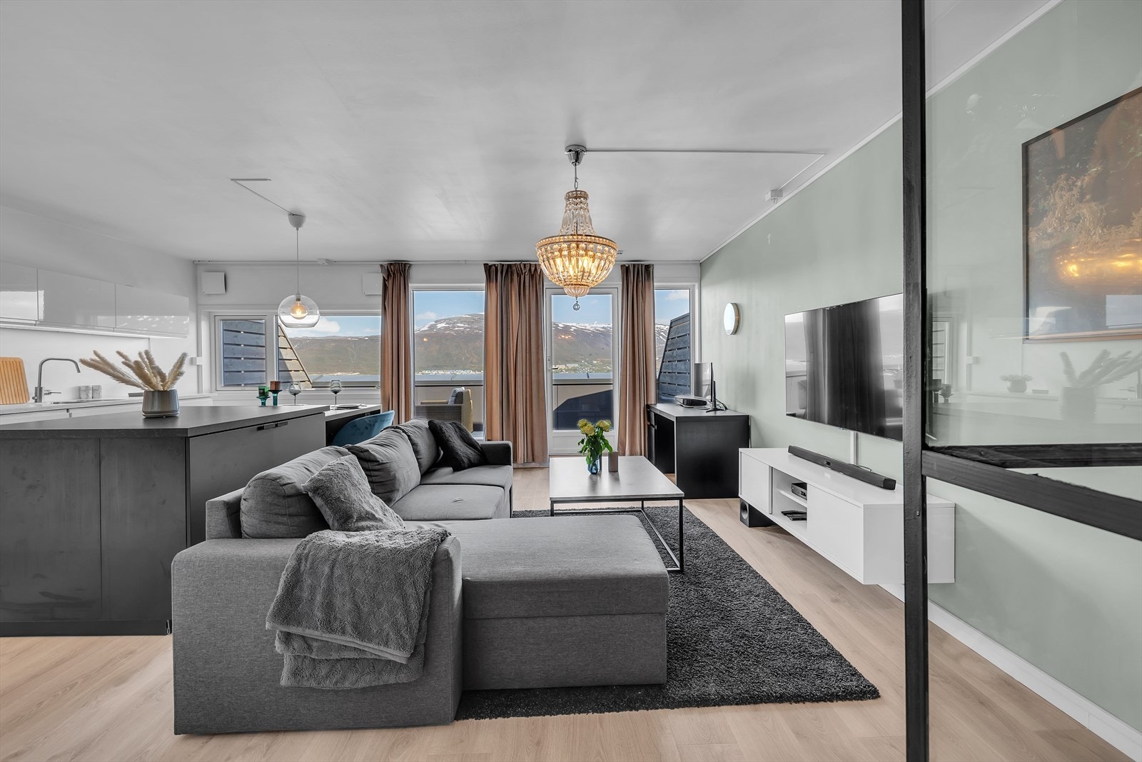 Stue og kjøkken i åpen moderne løsning Galleribilde