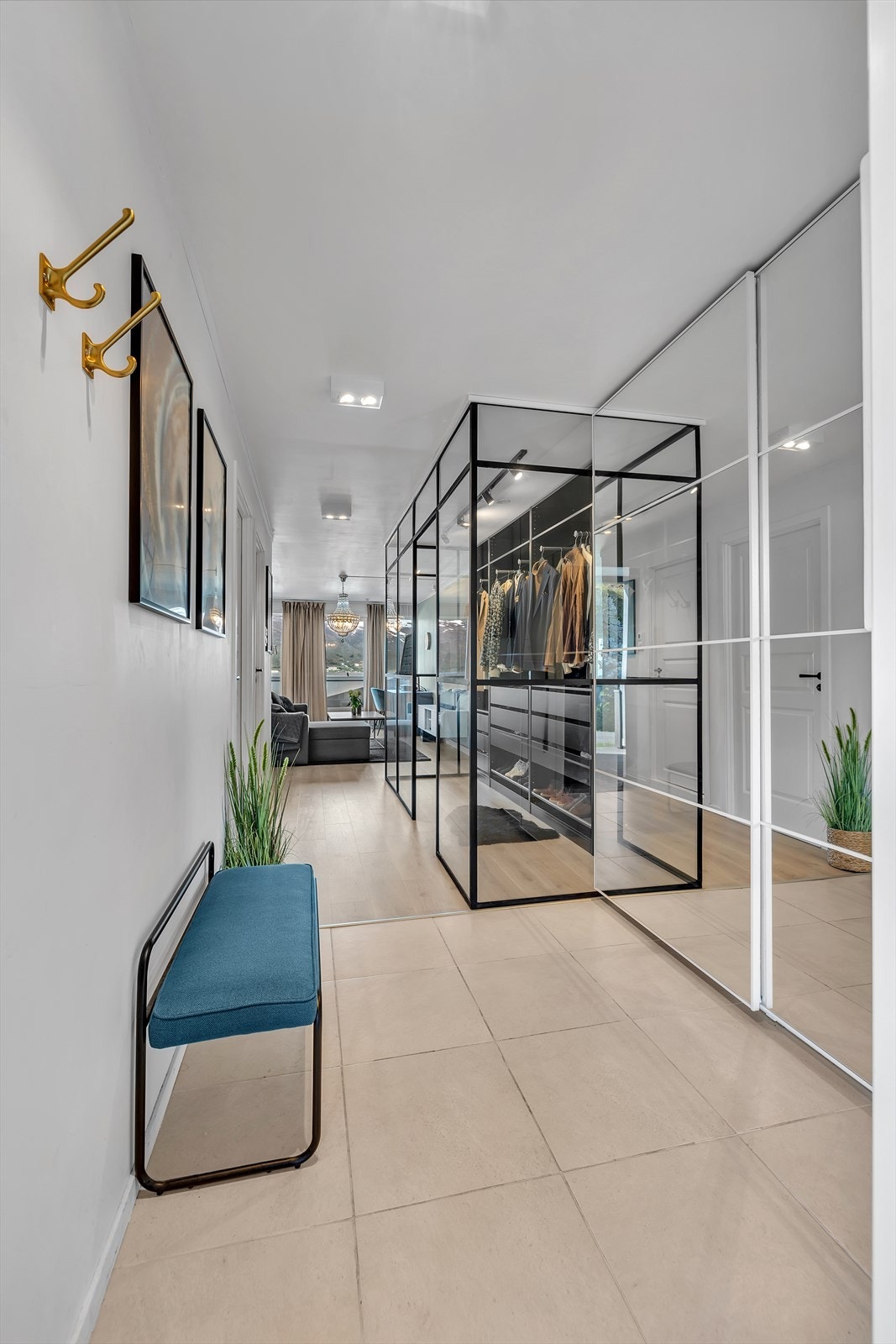 Romslig skyvedørsgarderobe i tillegg til walk-in Galleribilde