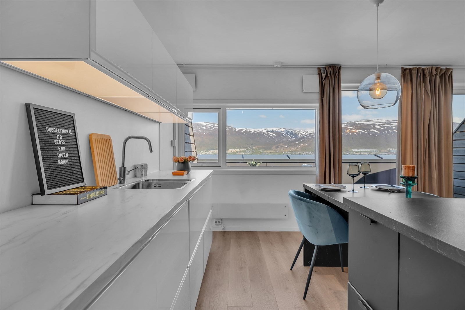 Ikea-kjøkken med integrerte hvitevarer Galleribilde