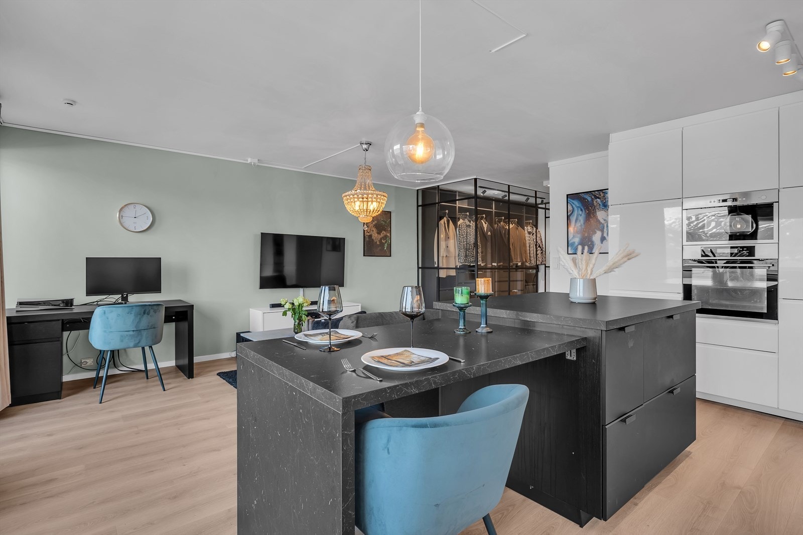 Spisebordet er en forlengelse av kjøkkenøya Galleribilde