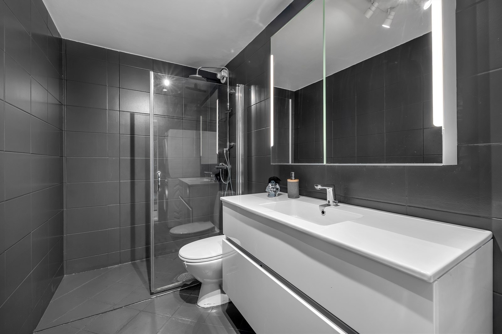 Badet er malt grått, og fikk ny innredning ca 2019 Galleribilde