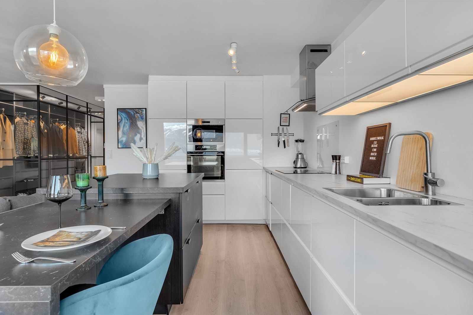 Velkommen til flotte Skattøra 131 presentert av Hjem Eiendomsmegling v/ Levi Gout Galleribilde