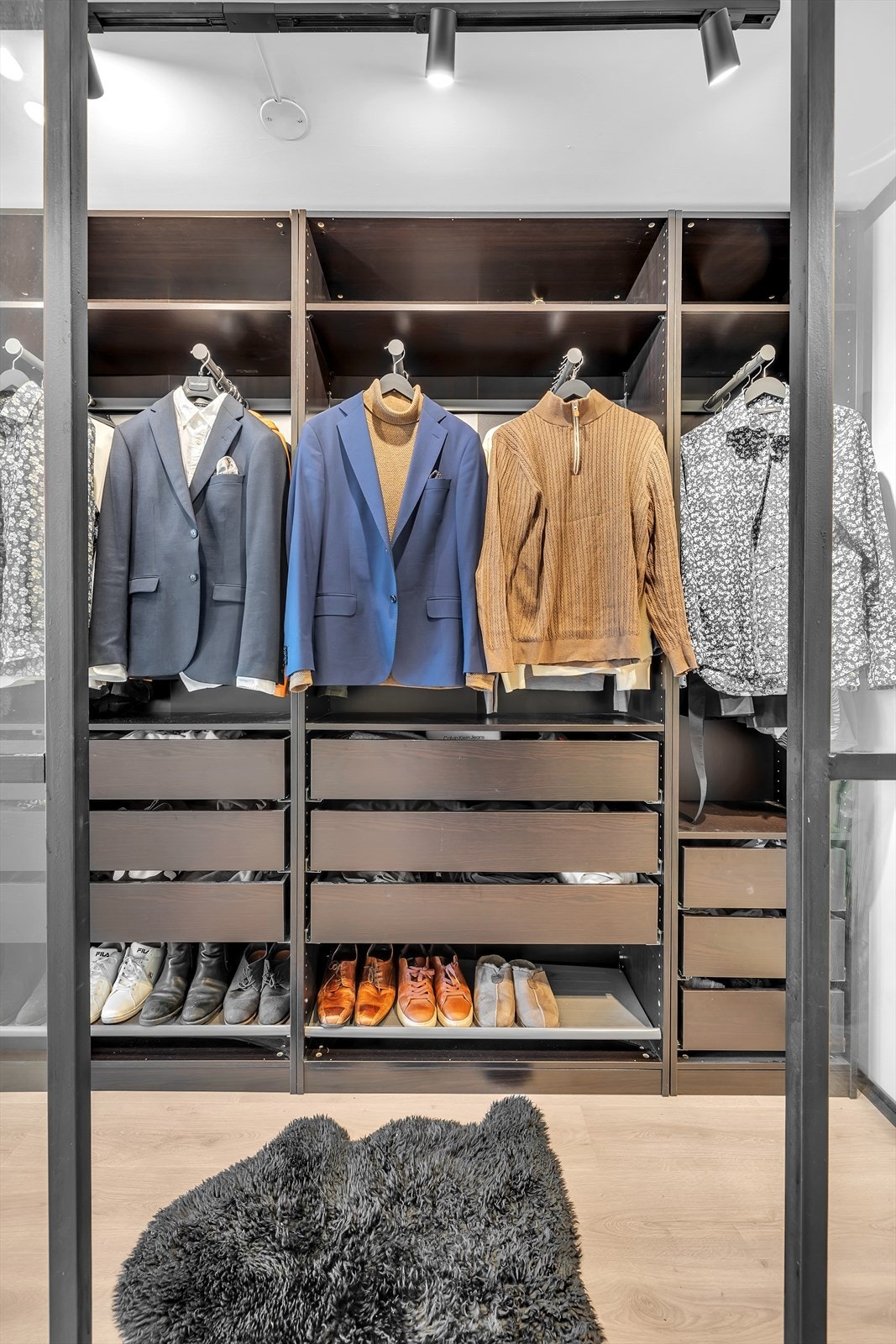 Tidligere lukket bod som er erstattet av stålramme og glass Galleribilde