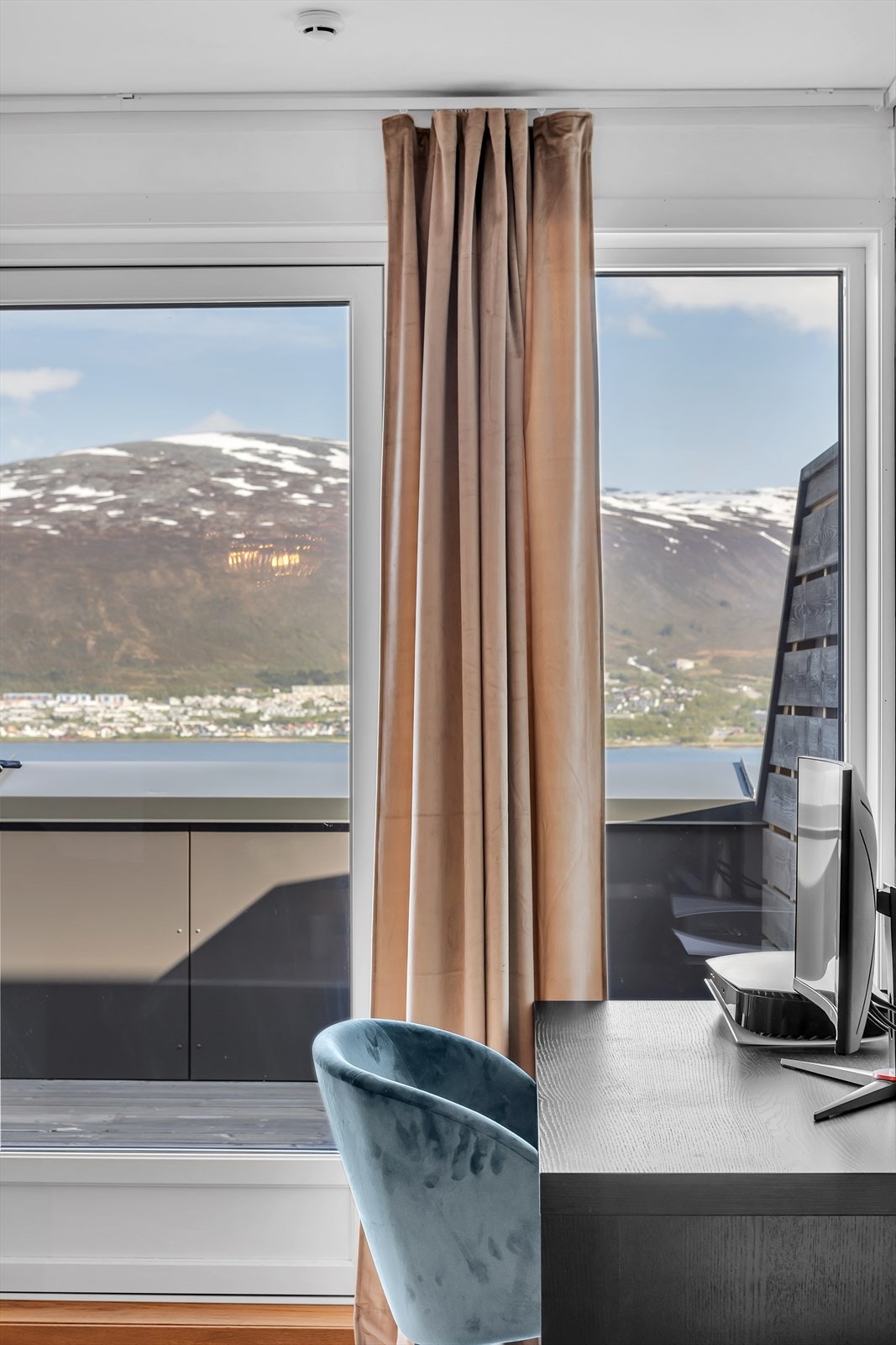 Fantastisk utsikt fra hjemmekontoret Galleribilde