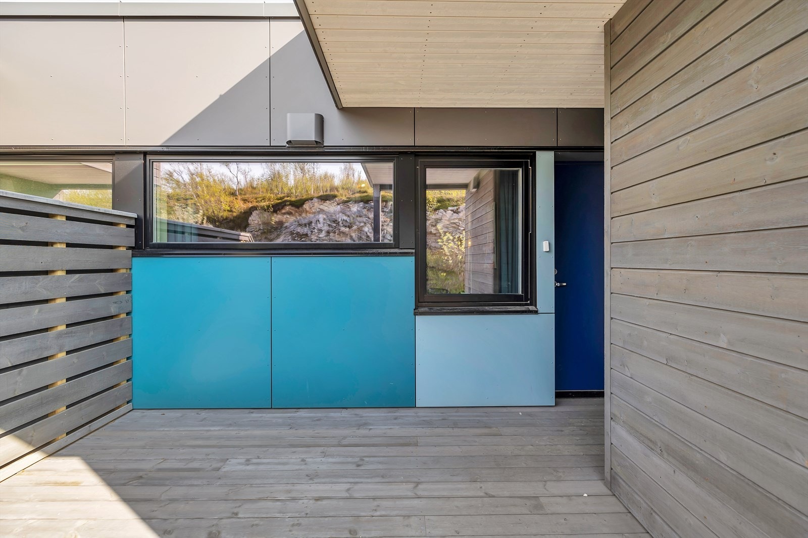 Fin uteplass, med sportsbod utenfor Galleribilde