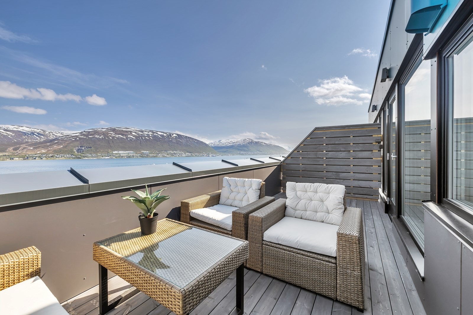 God plass til ønsket utemøblement Galleribilde