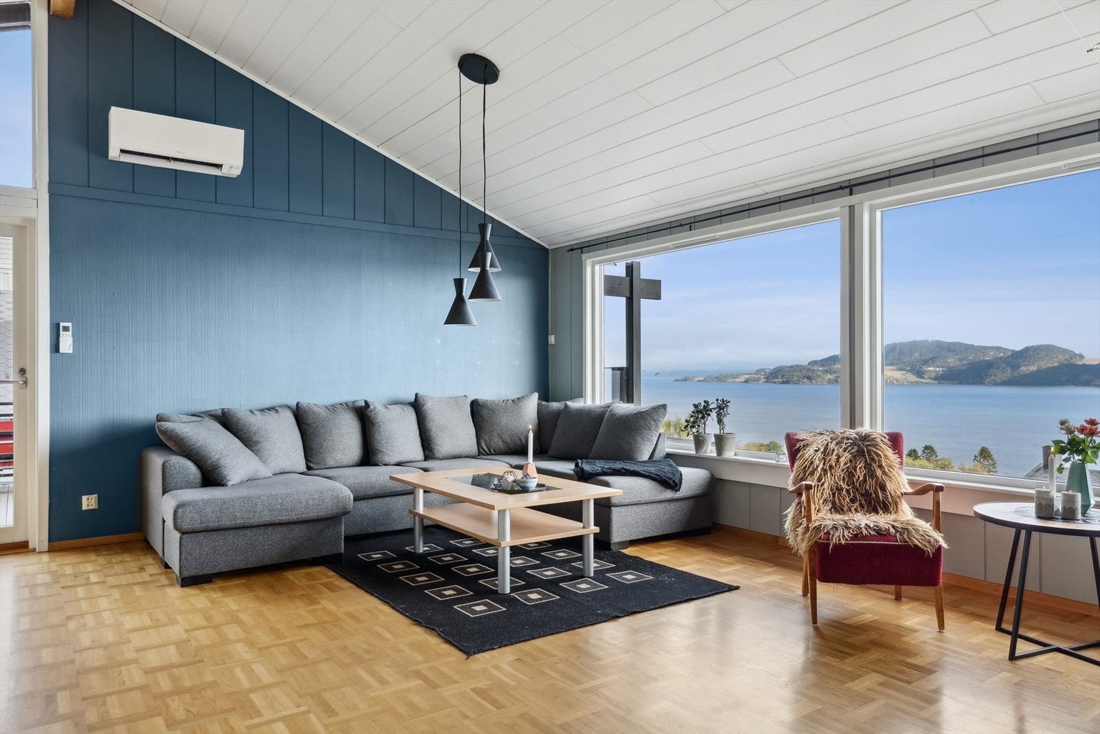 En peis lager varme og hygge på kjøligere dager, mens en varmepumpe fra 2021 bidrar til jevn komfort. Galleribilde