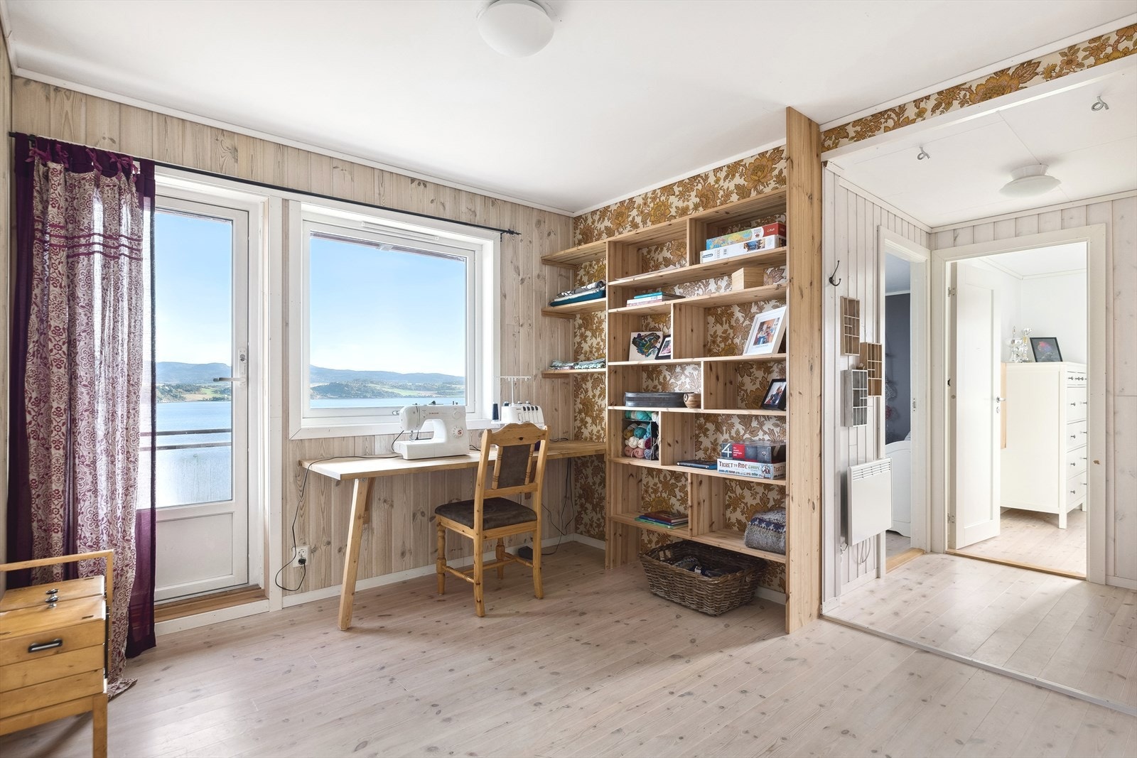 Gangen i første etasje inviterer til hobbysysler og hjemmekontor. Det er utgang til veranda med sjøutsikt. Galleribilde