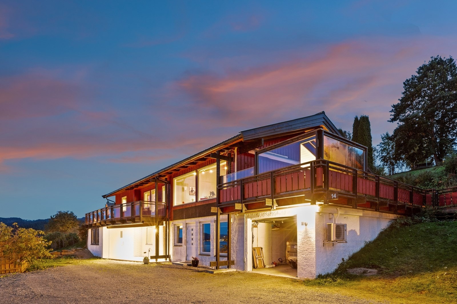 Utsikten kan nytes fra store vinduer og hyggelige uteplasser. Galleribilde