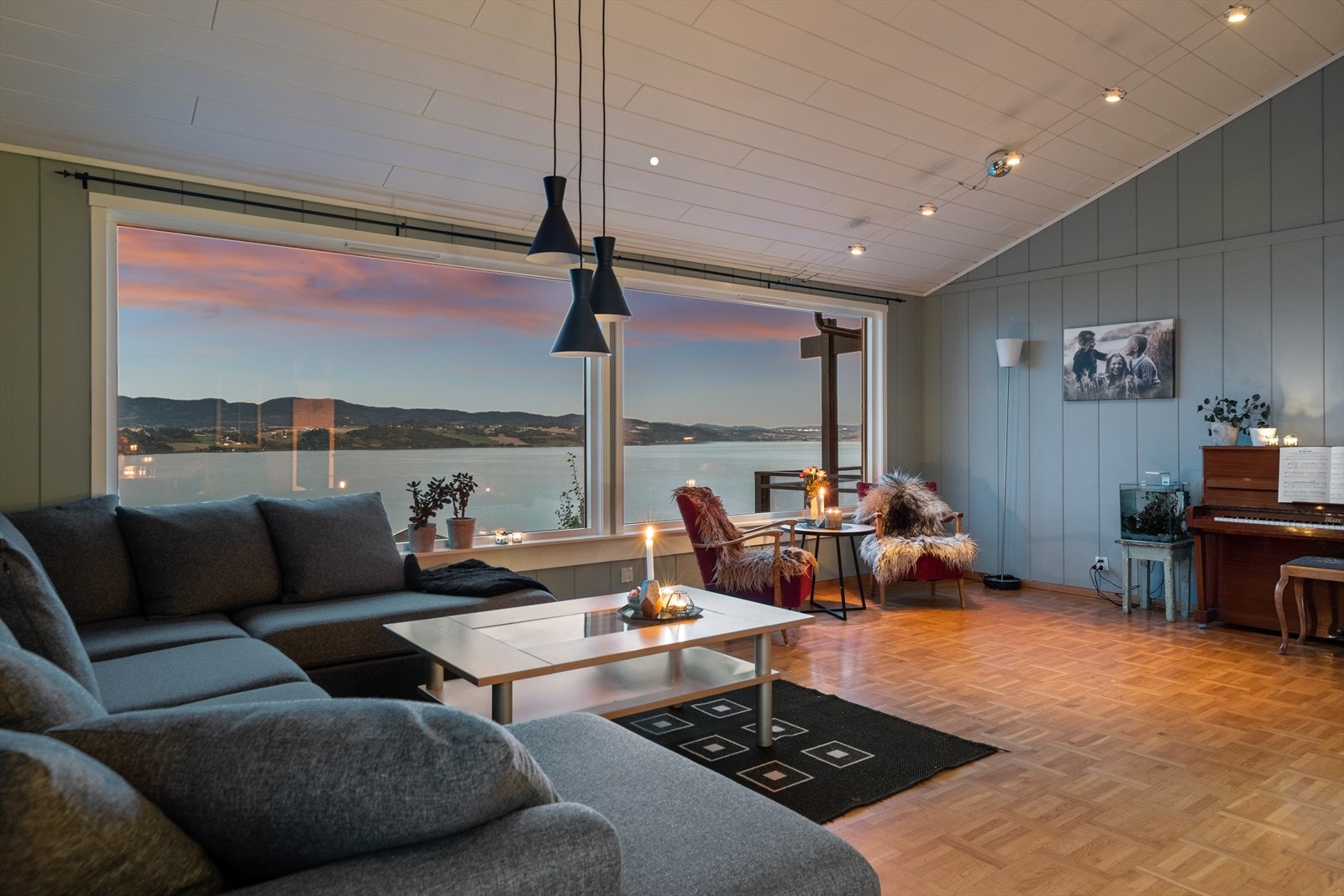 Stuen er på over 38 m², hvilket gir fleksibilitet med tanke på møblering. Galleribilde