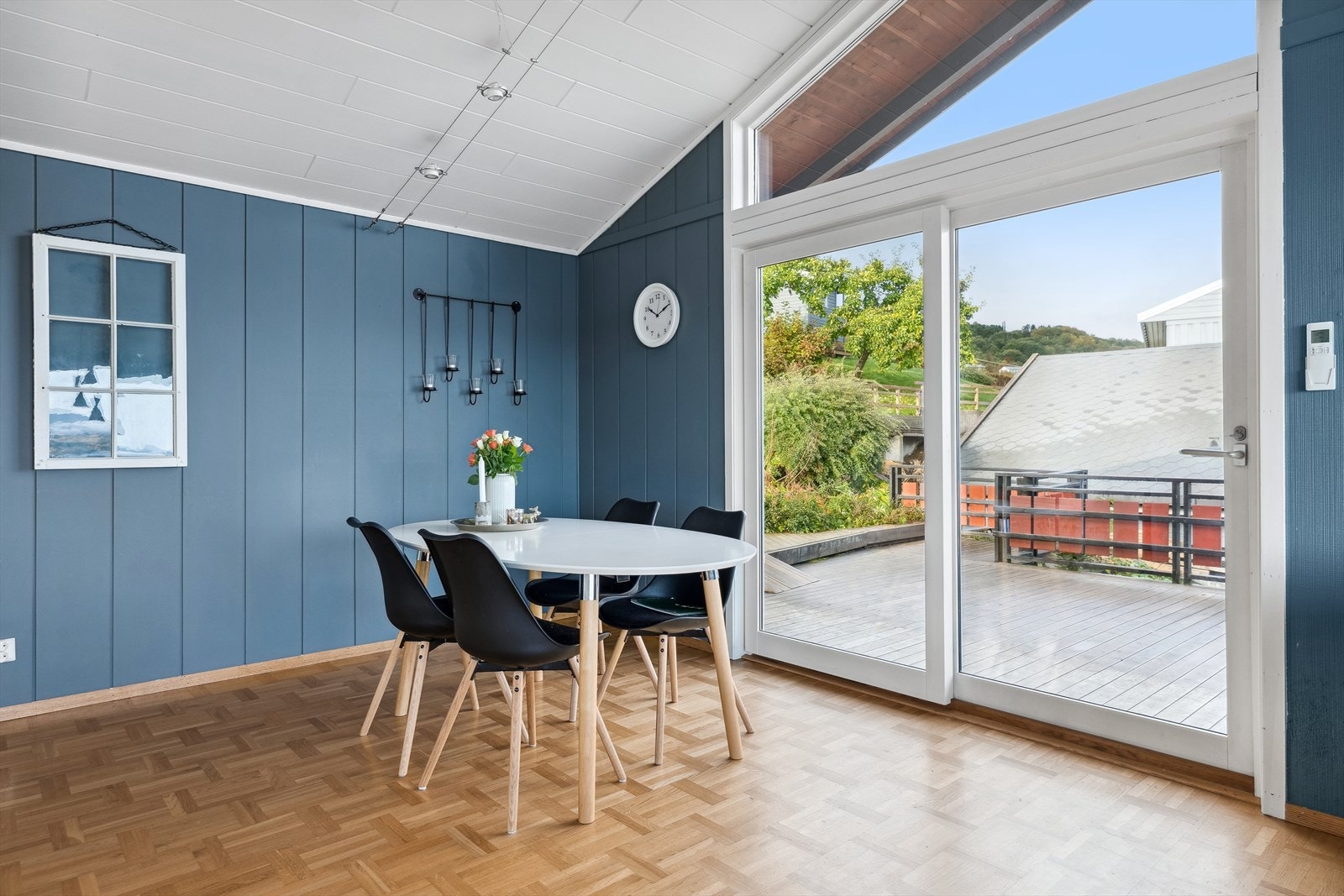 Fra stuen er det utgang til en storslått terrasse med svært gode solforhold. Galleribilde