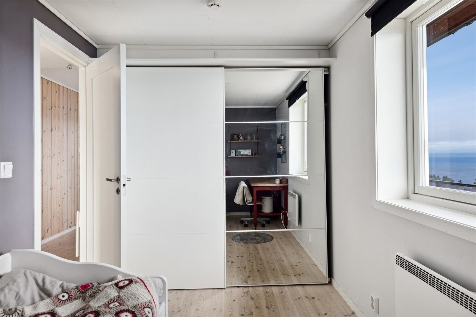 Tre av soverommene i første etasje har skyvedørsgarderobe. Galleribilde