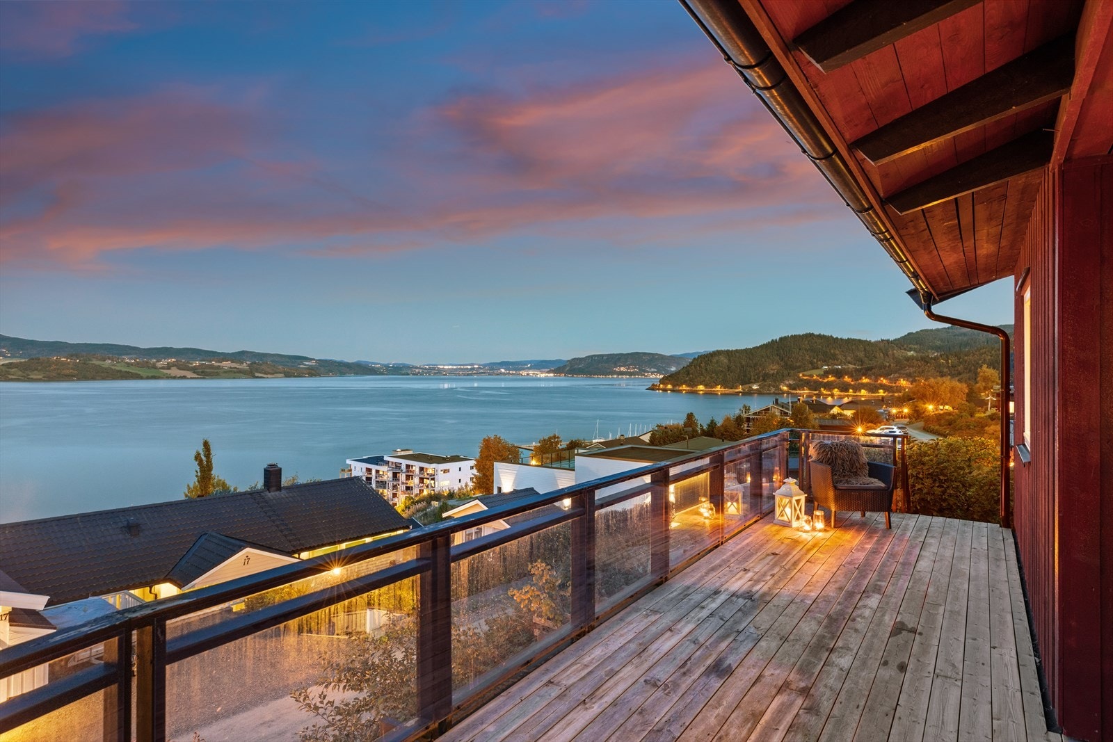 Verandaen har glassrekkverk. Dermed forringes ikke den flotte utsikten. Galleribilde