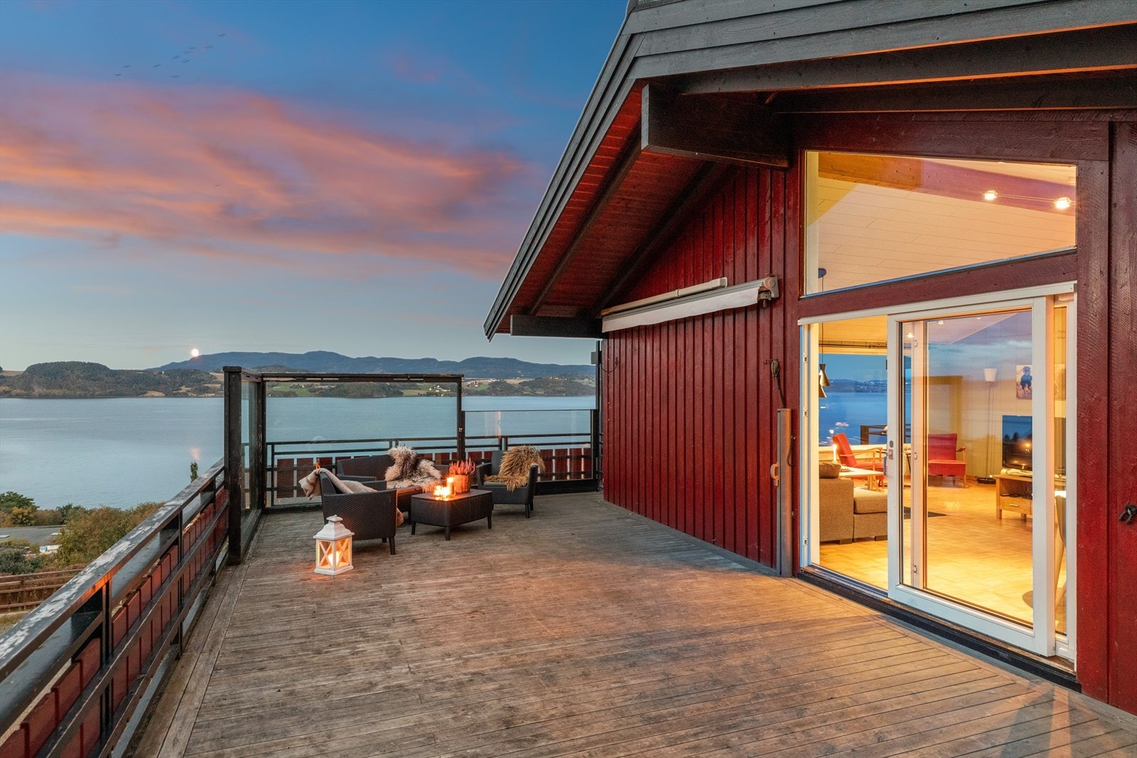 Terrassen går langs to sider på boligen slik at man kan flytte seg etter solen eller finne seg en sval plass i skyggen. Galleribilde