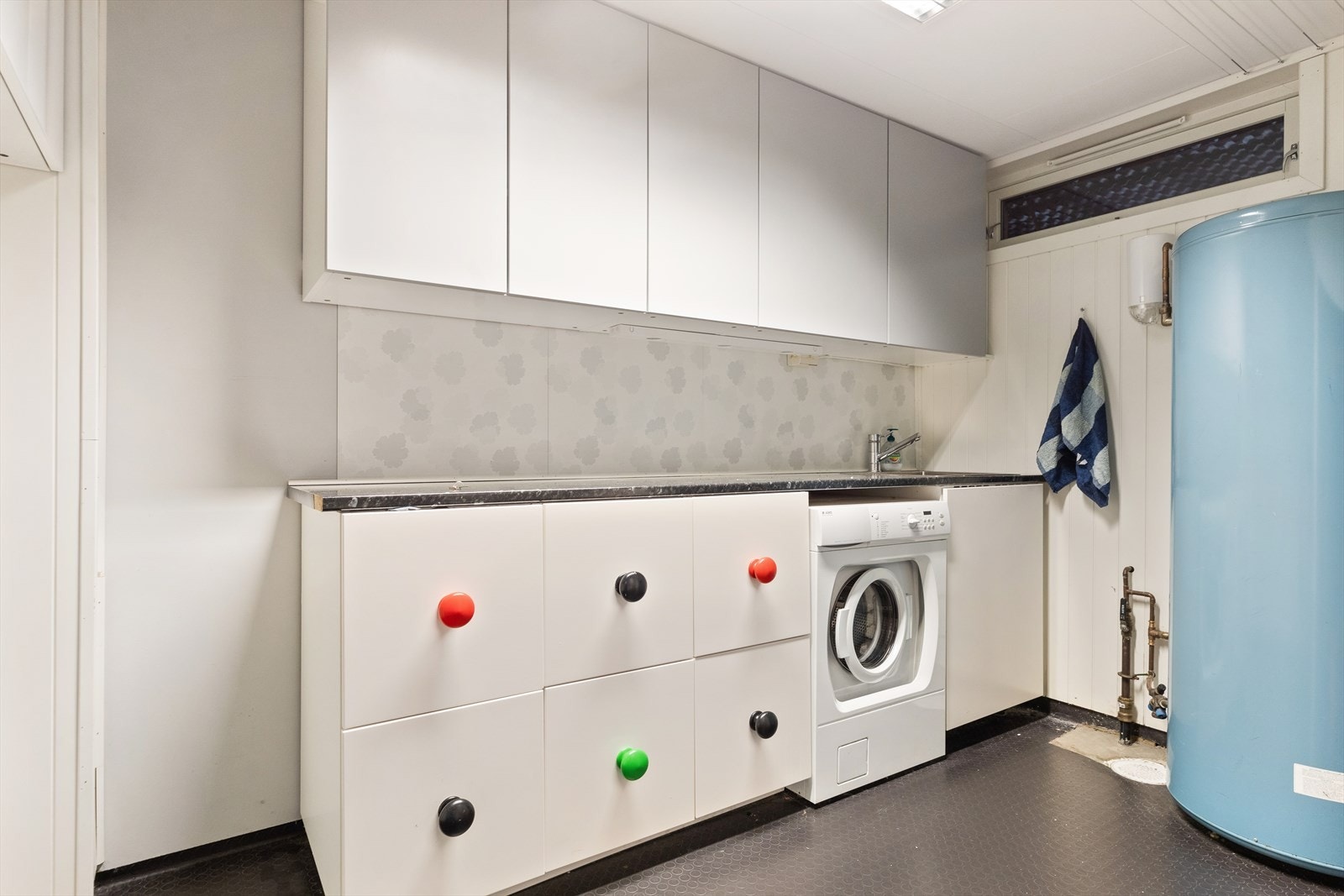 Vaskerommet ligger i sokkelen og ble renovert i 2013/2014. En bereder på ca. 300 liter er plassert i rommet. Galleribilde