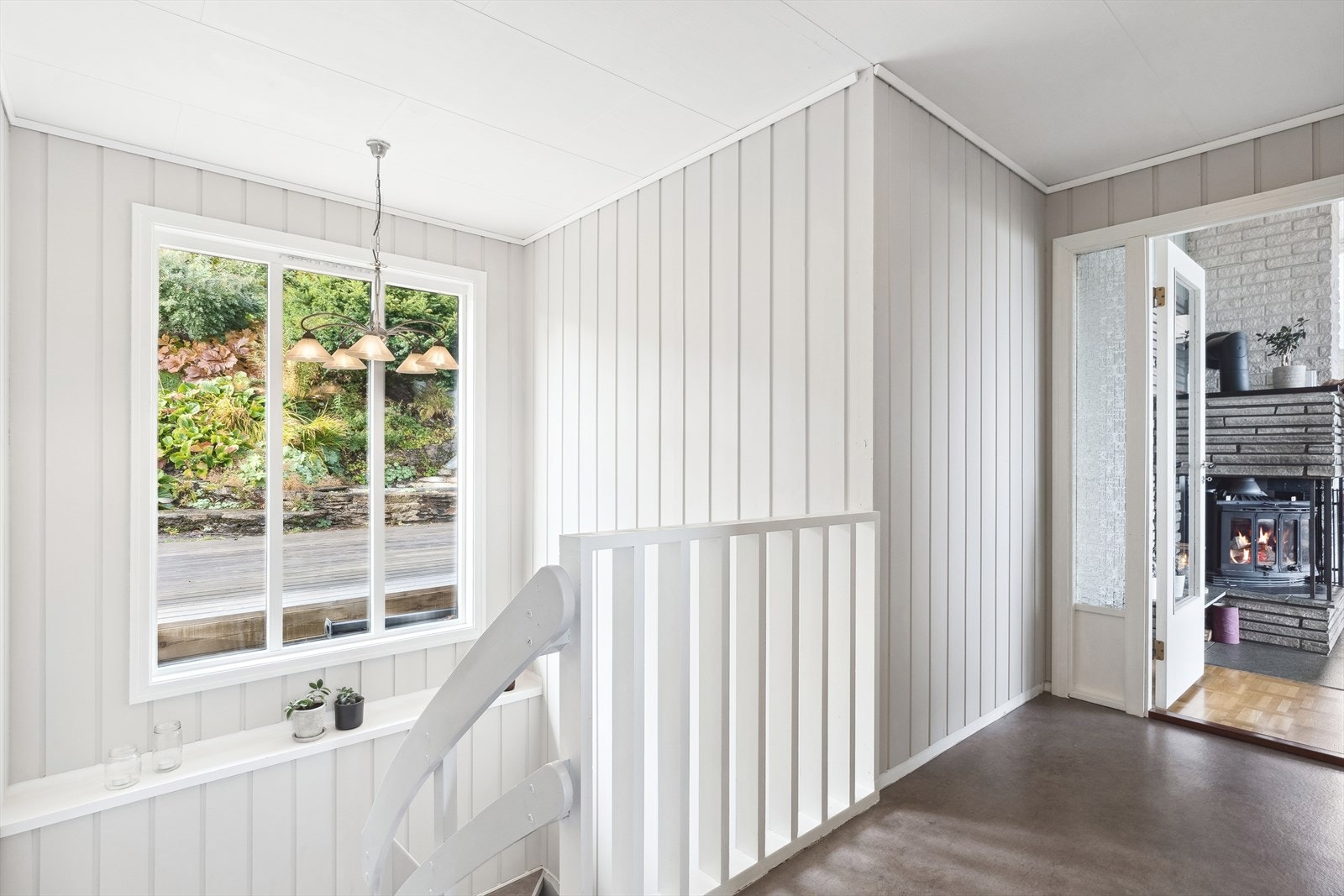 Et bredt vindu gir godt dagslys til trapperommet. Galleribilde