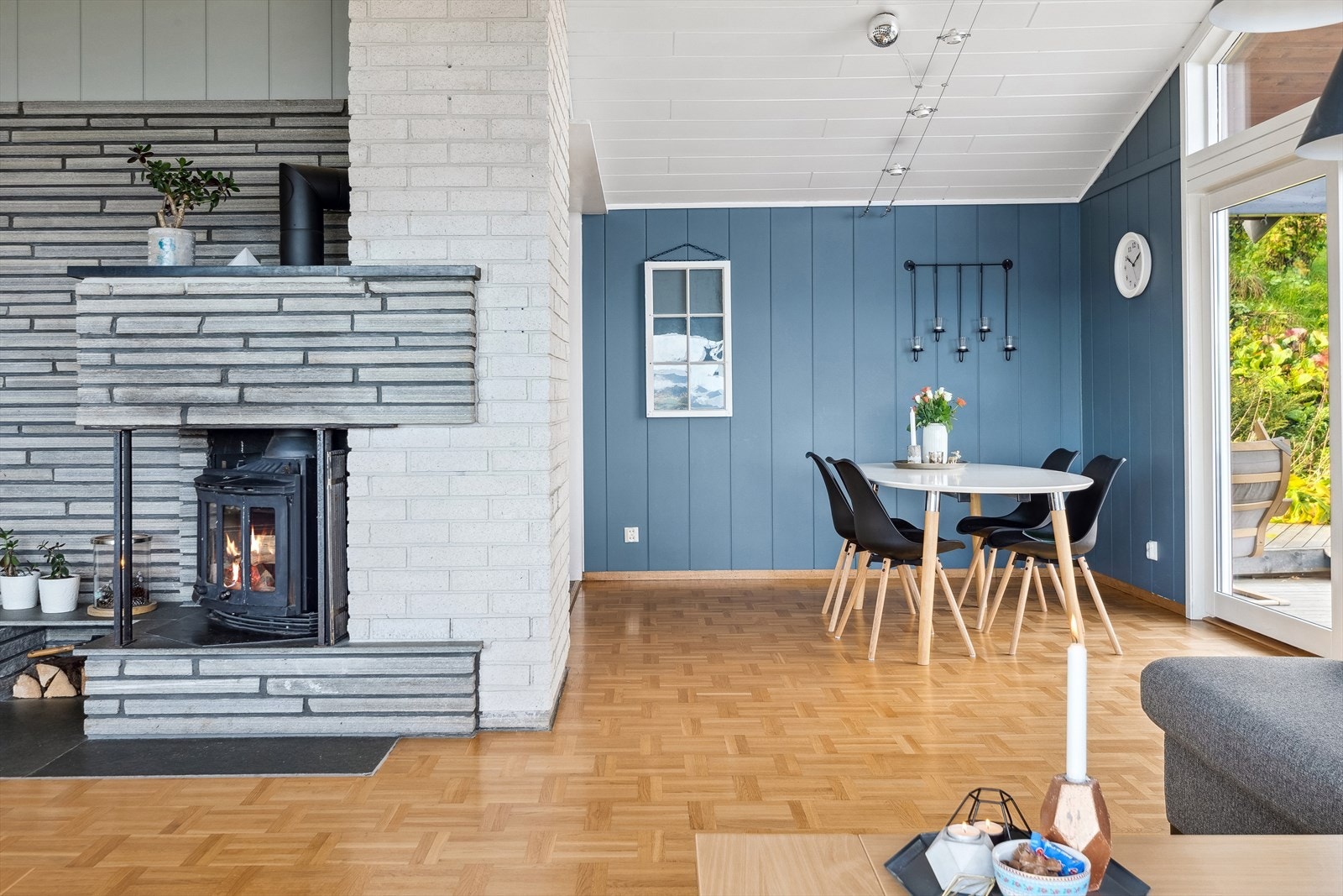 Boligen varmes opp med elektrisitet og vedfyring. Det er peis i stuen og en peisovn i hybelen. Galleribilde