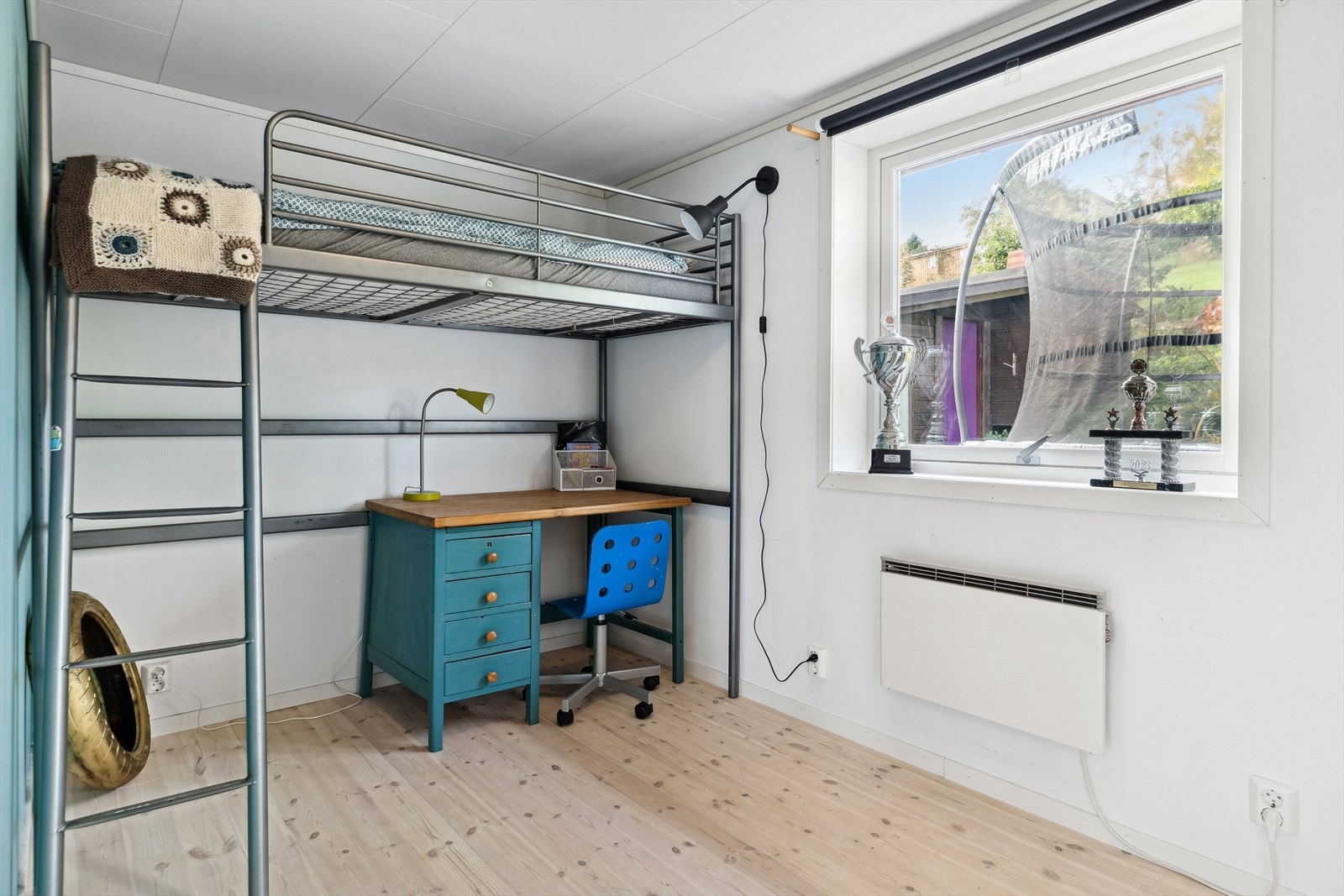 Soverommene i første etasje har tregulv, malte vegger og varmes opp med eklektiske panelovner. Galleribilde