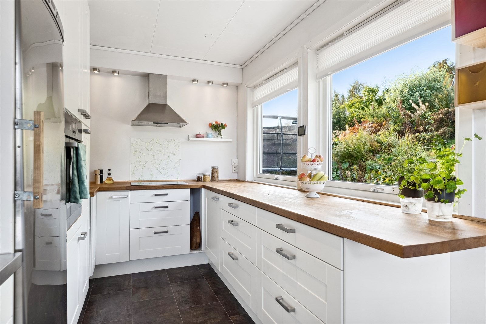 Det er integrert stekeovn, platetopp og oppvaskmaskin. Ventilatoren er vegghengt og det er nisje for kjøleskap. Galleribilde