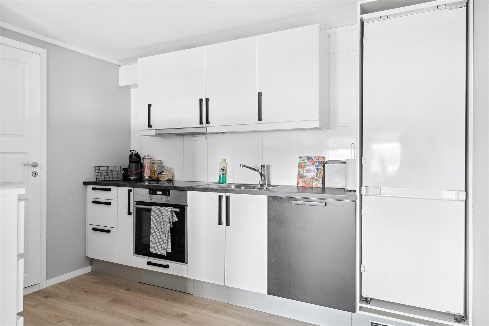 Kjøkkenet i hybelen var nytt i 2015 og har integrerte hvitevarer. Galleribilde