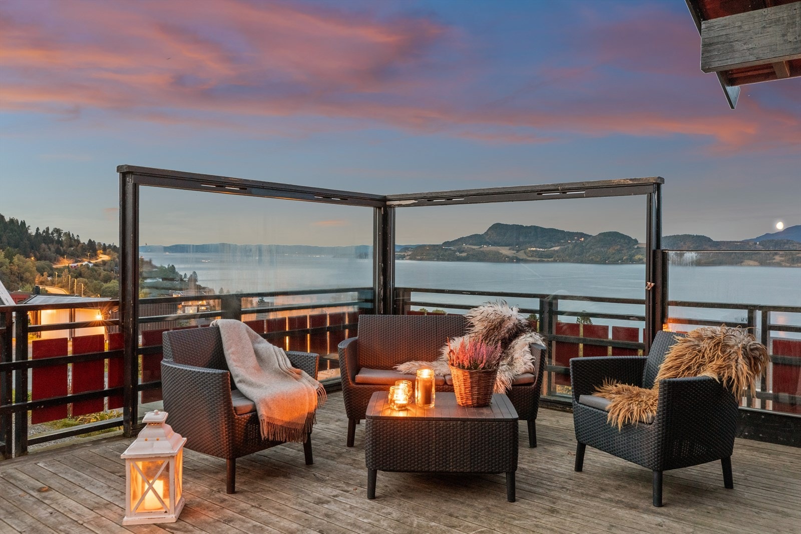 En skjermvegg i glass mot sjøen gjør at man også kan sitte i le på mer vindfulle dager. Galleribilde