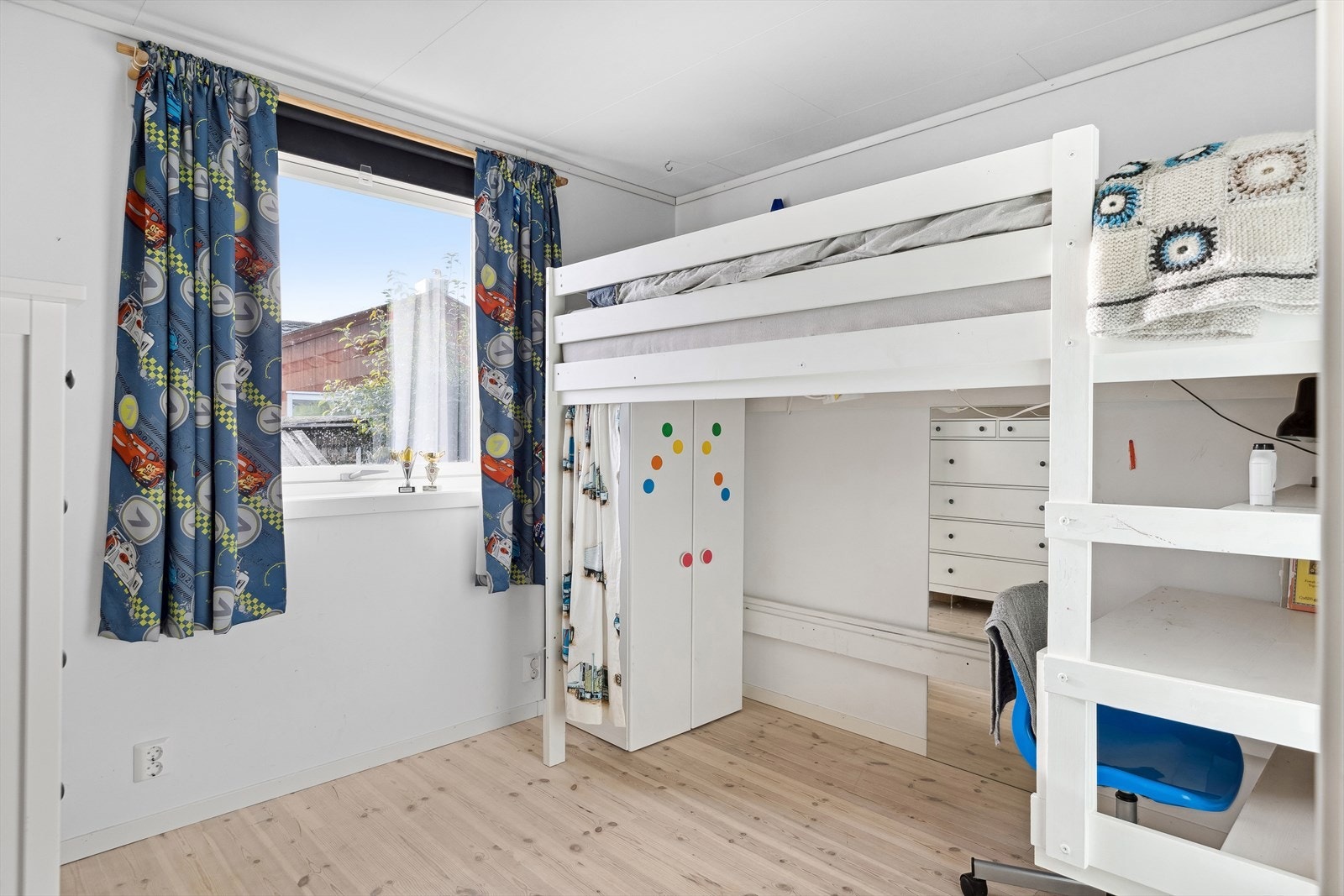 Om man tar med soverommet i hybelen har boligen hele seks romslige soverom. Galleribilde