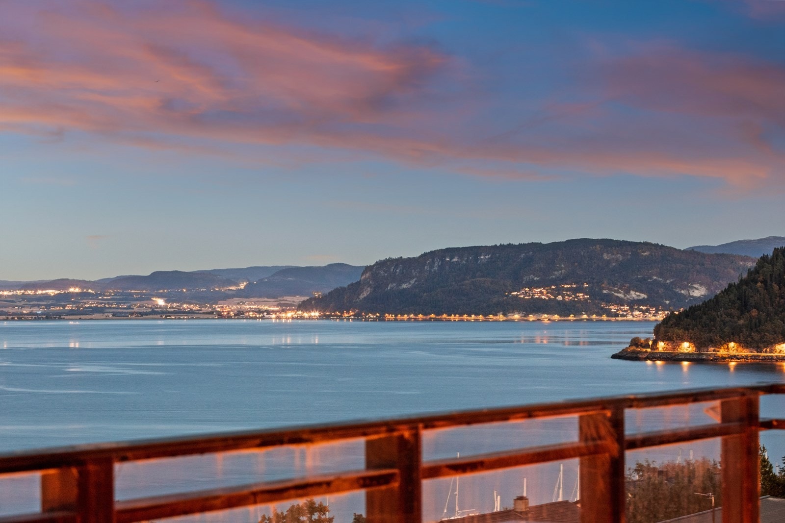 Det er utsikt over området mot sjøen, over mot Byneset og innover i retning Øysanden. Galleribilde