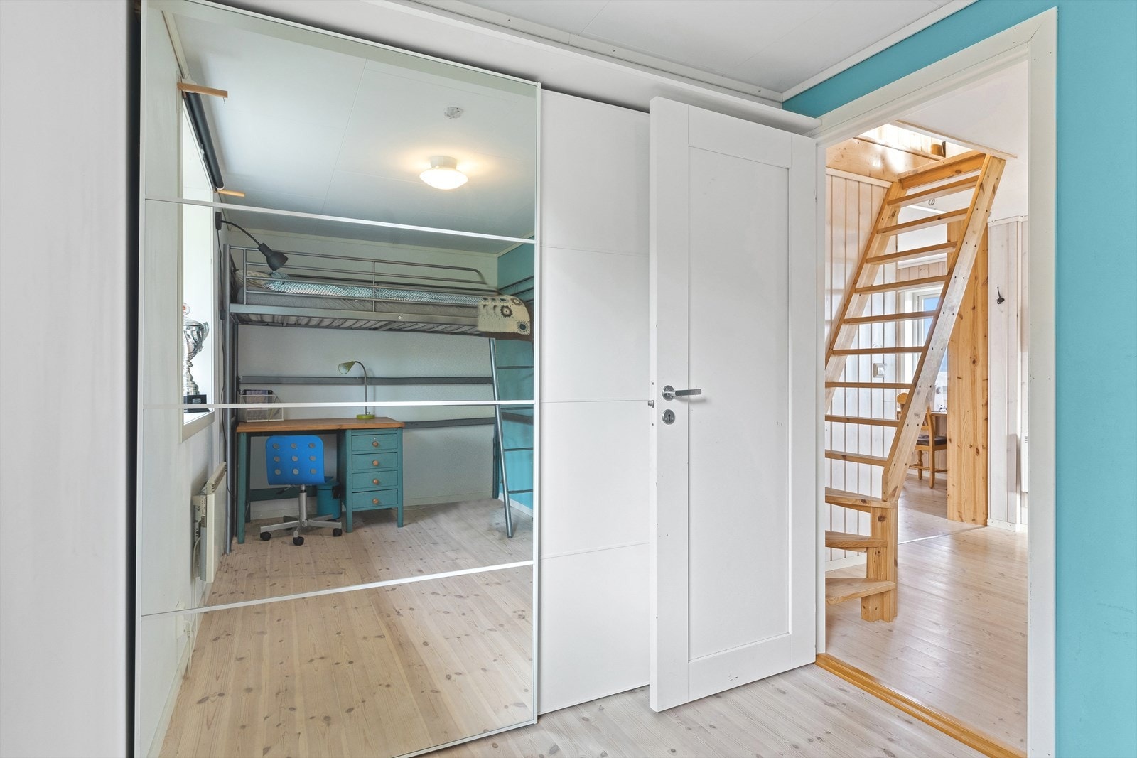 Det er garderober og lagringsboder, hvorav den største boden er på ca. 39 m². Galleribilde