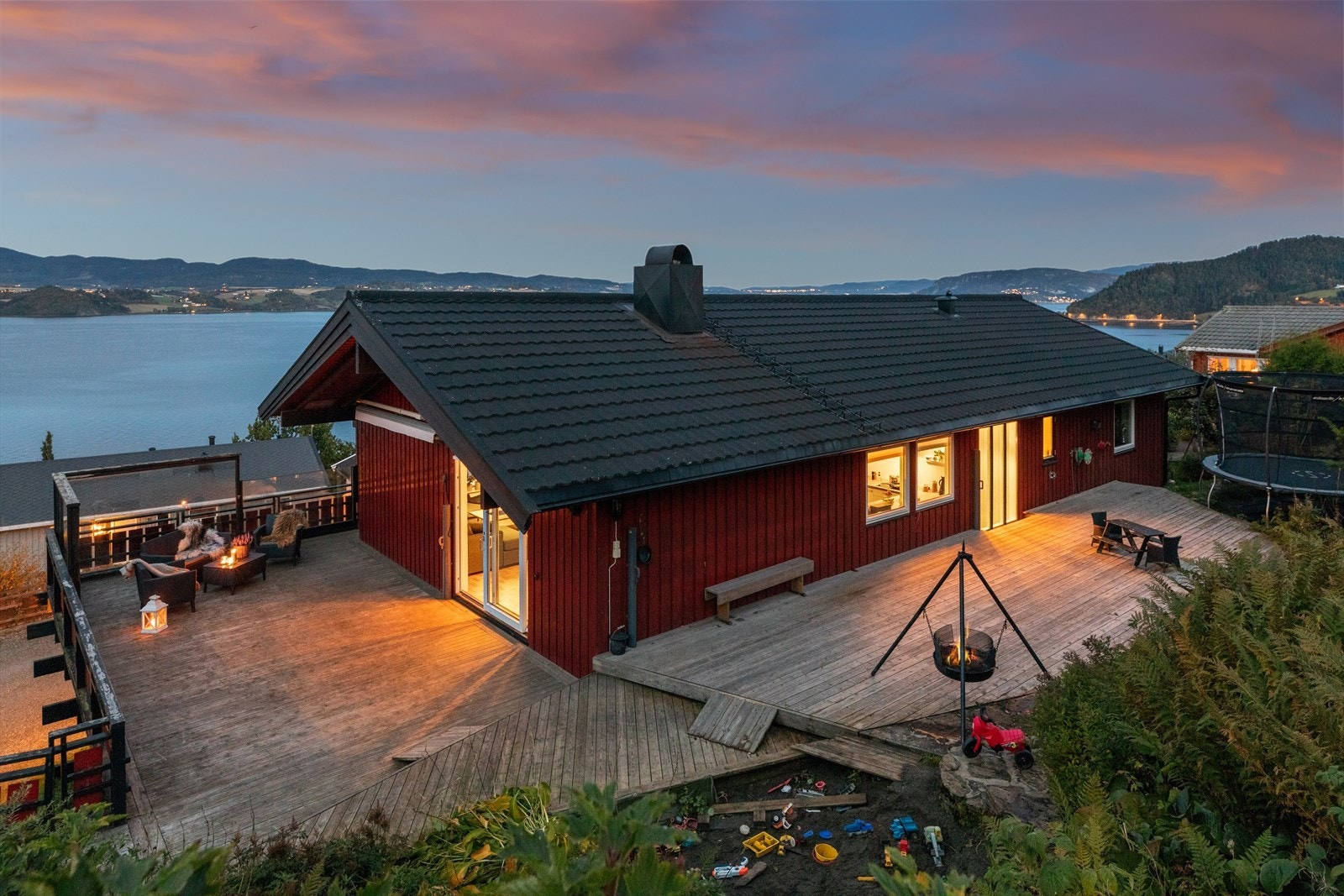 Boligen ligger på en solrik høyde med fantastisk sjøutsikt. Galleribilde