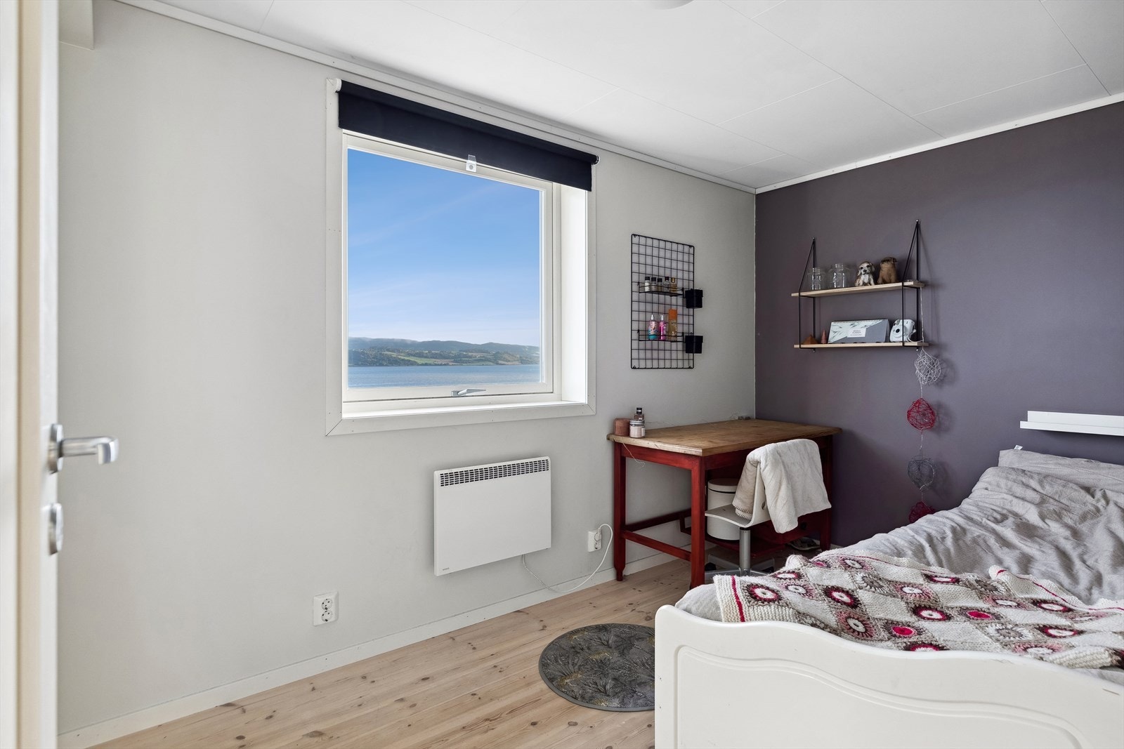 Dette er ett av de fire soverommene i første etasje. Rommene er på ca. 7, 8, 8,5 og 9 m². Galleribilde