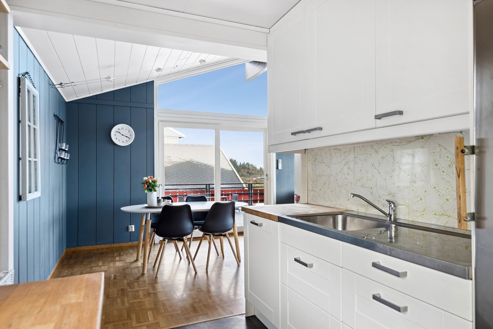 Kjøkkenet ligger delvis adskilt fra stuen, men har god kontakt med spisestuen. Galleribilde