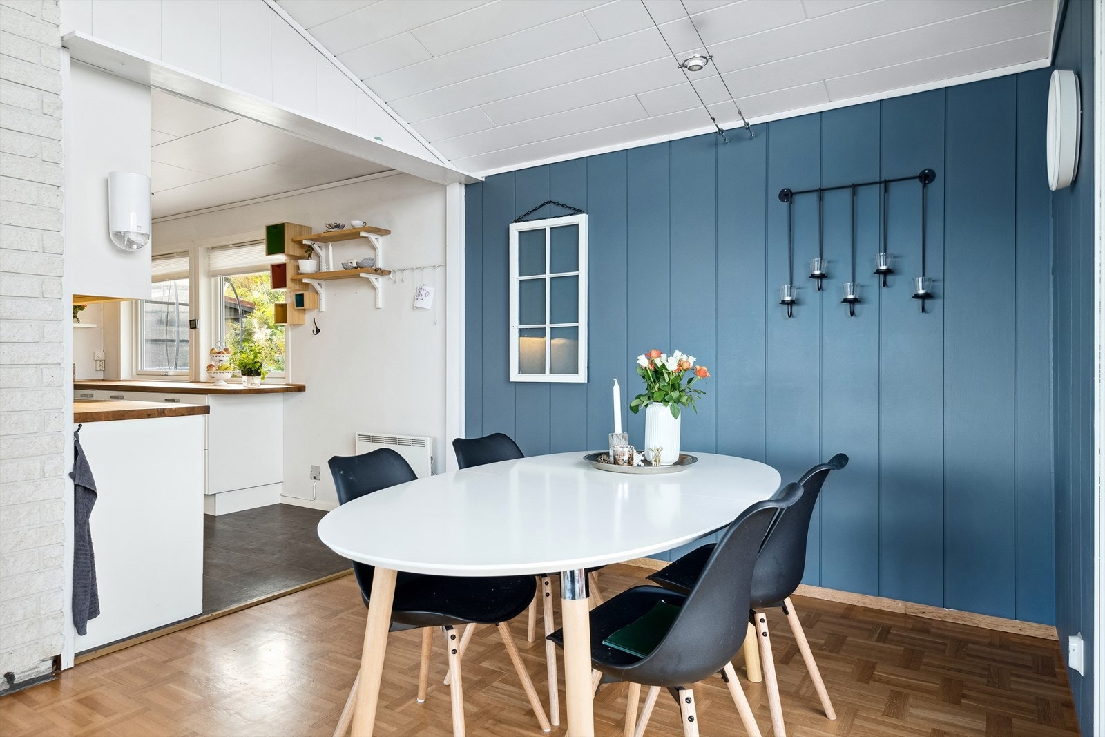 Spiseplassen i stuen skaper et naturlig samlingspunkt for hele familien. Galleribilde