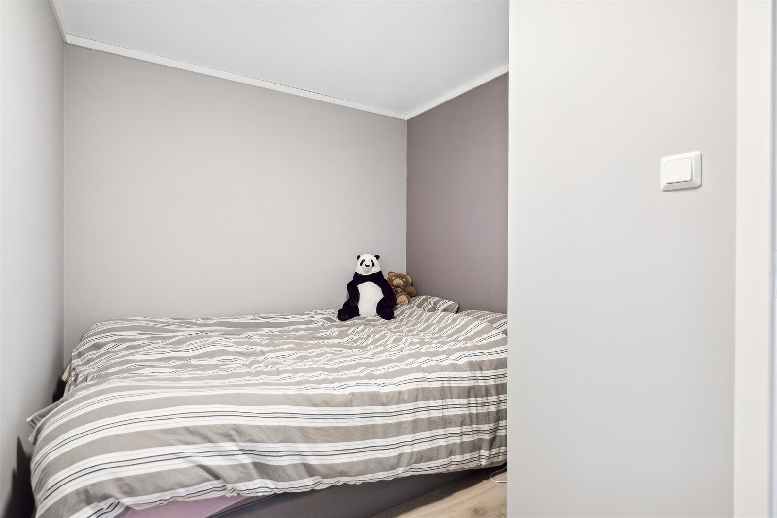 Dette rommet er innredet som et soverom i hybeldelen og er på ca. 7,5 m². Galleribilde