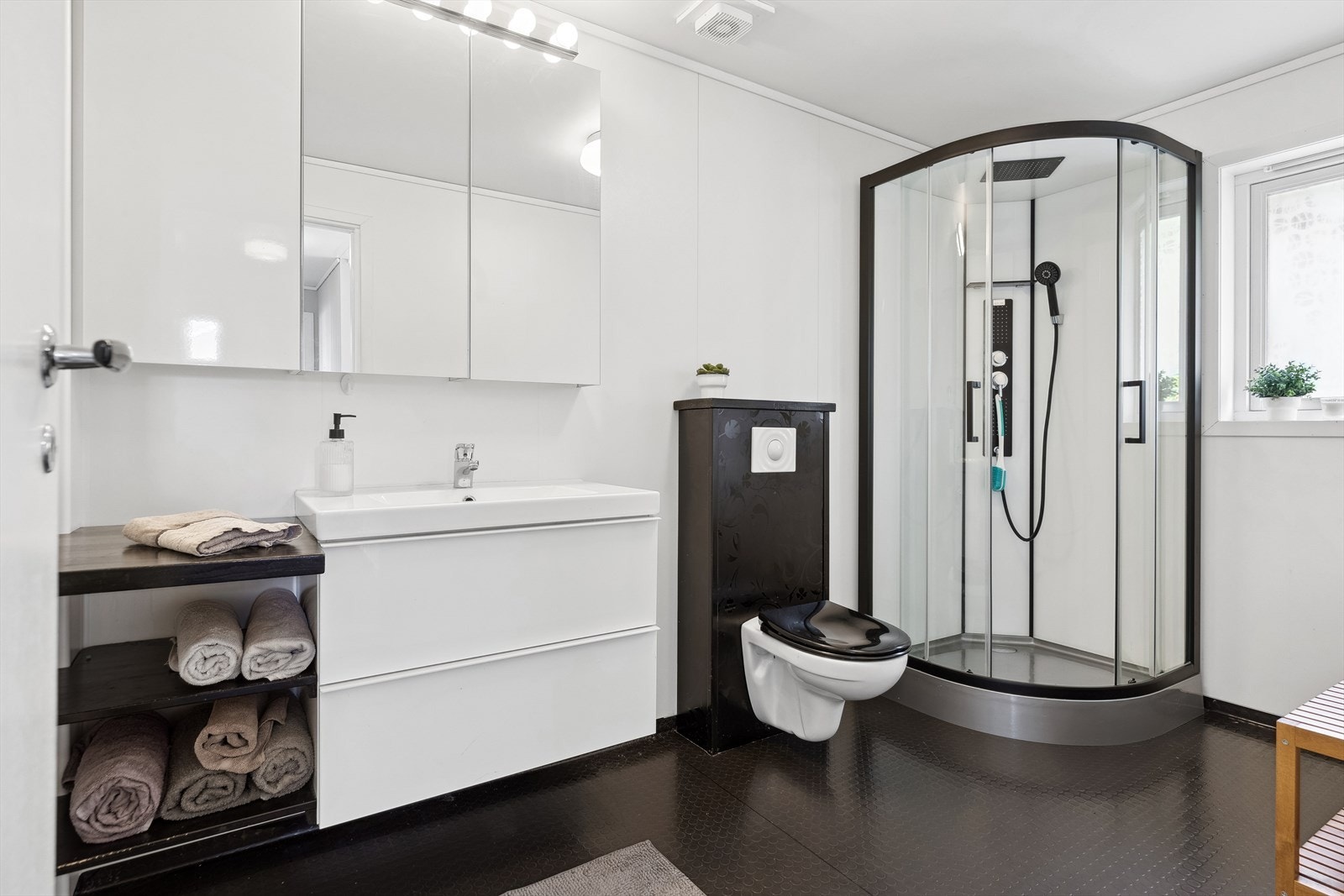 Hovedbadet ble renovert i 2012. Rommet ligger i første etasje, har varme i gulvet og mekanisk avtrekk. Galleribilde