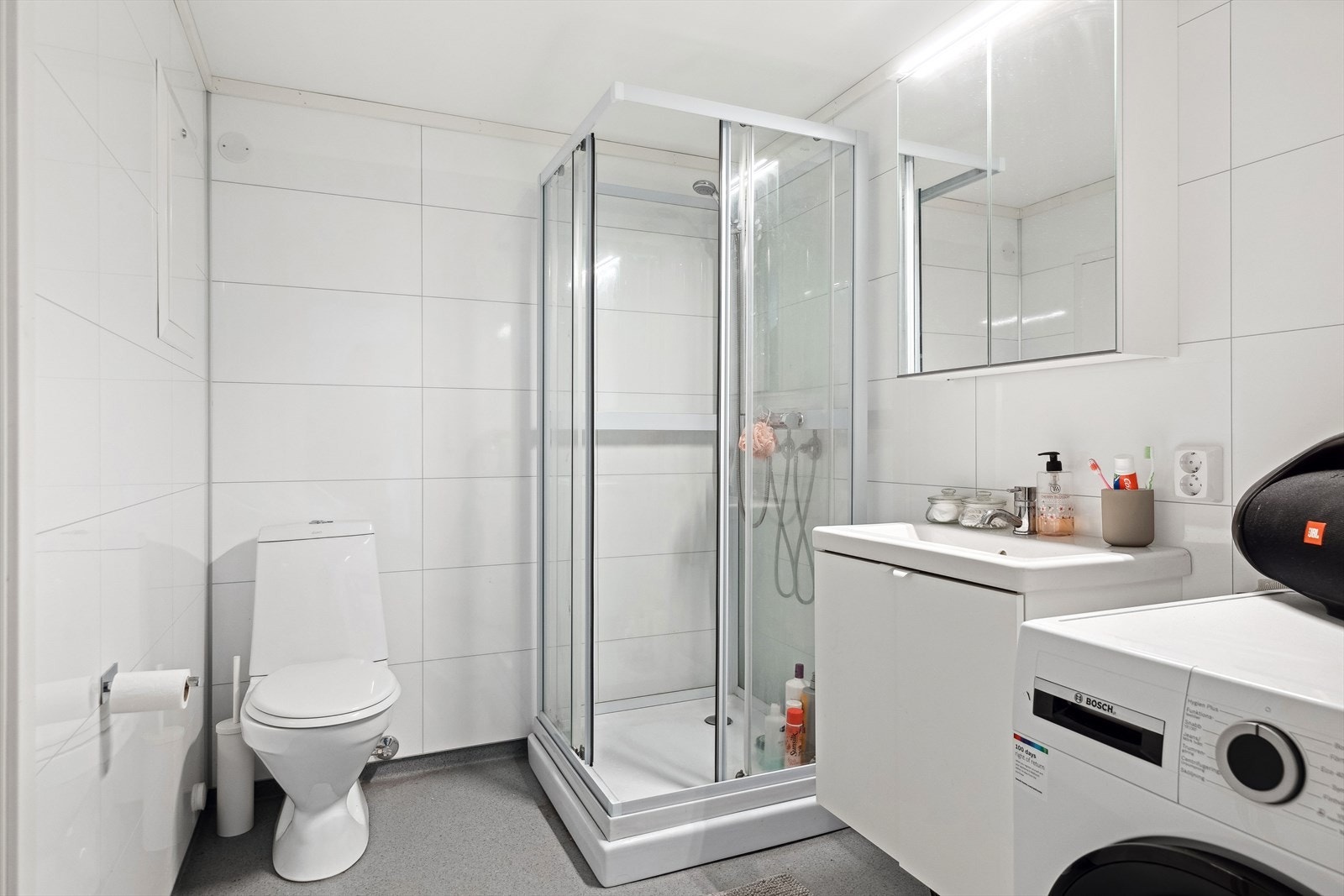 Dette badet/vaskerommet tilhører hybelen og ble pusset opp i 2022/2023 med et pent resultat. Galleribilde