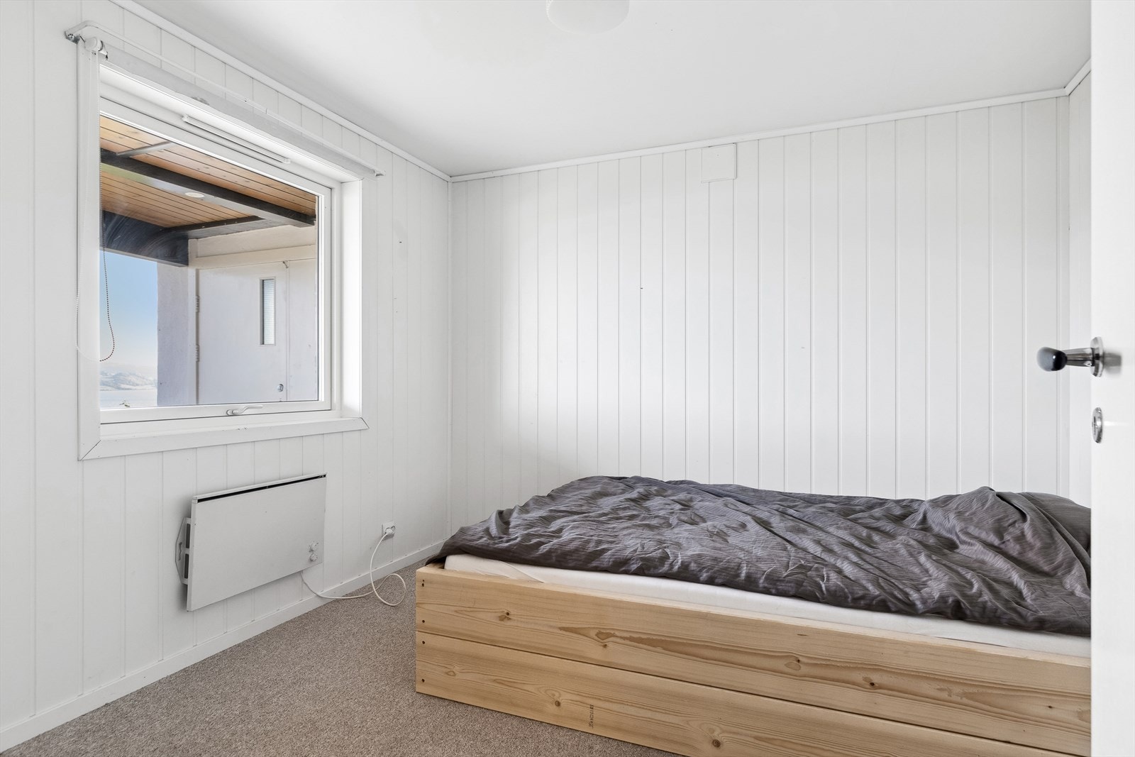 Dette soverommet ligger i sokkelen og er på ca. 9 m². Rommet har gulvteppe og malte panelvegger. Galleribilde