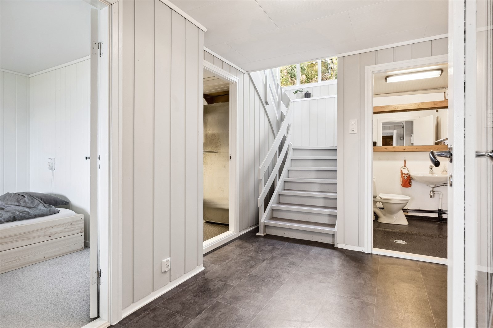 Gangen i sokkelen er på over 10 m² og har skyvedørsgarderobe til yttertøyet. Galleribilde