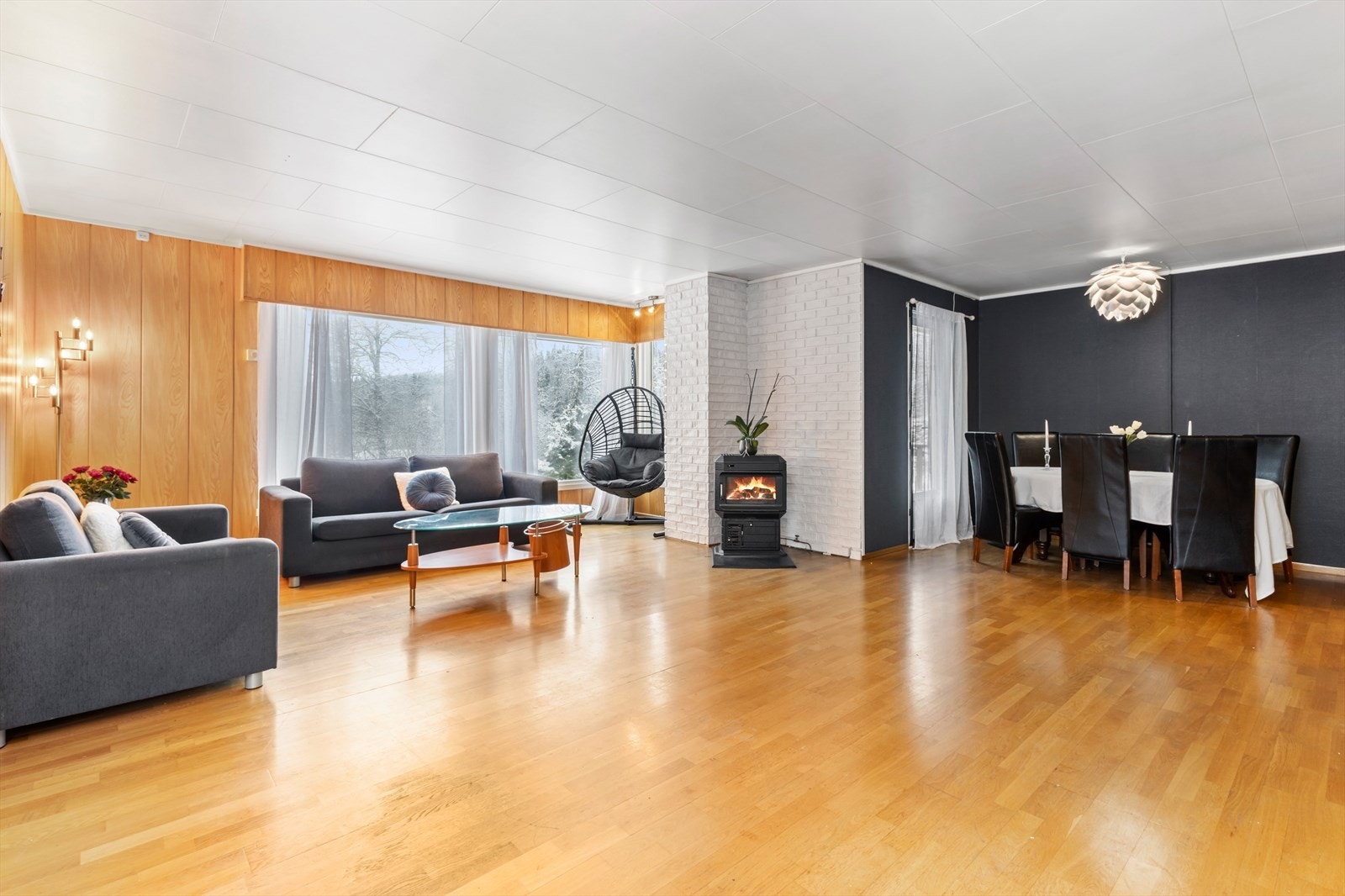 Stuen er stor og romslig. Ved spisebordet ser du døren ut til verandaen. Galleribilde