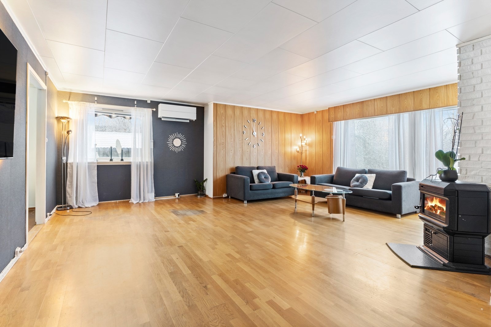 Huset varmes opp ved hjelp av varmepumpe, eller man kan velge å fyre i peisen. Galleribilde