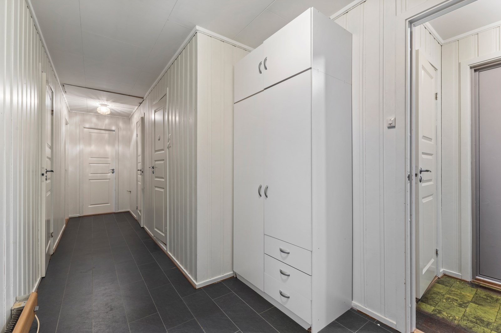 Gangen er romslig og har tilgang til alle 3 soverommene. Galleribilde