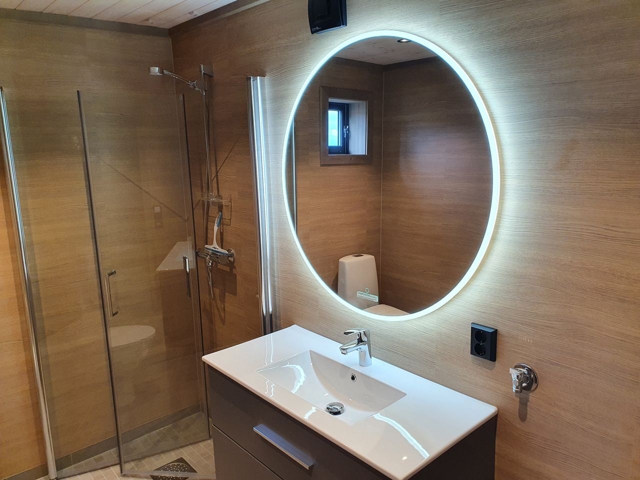 Bilder fra badet på nesten identisk hytte. Galleribilde