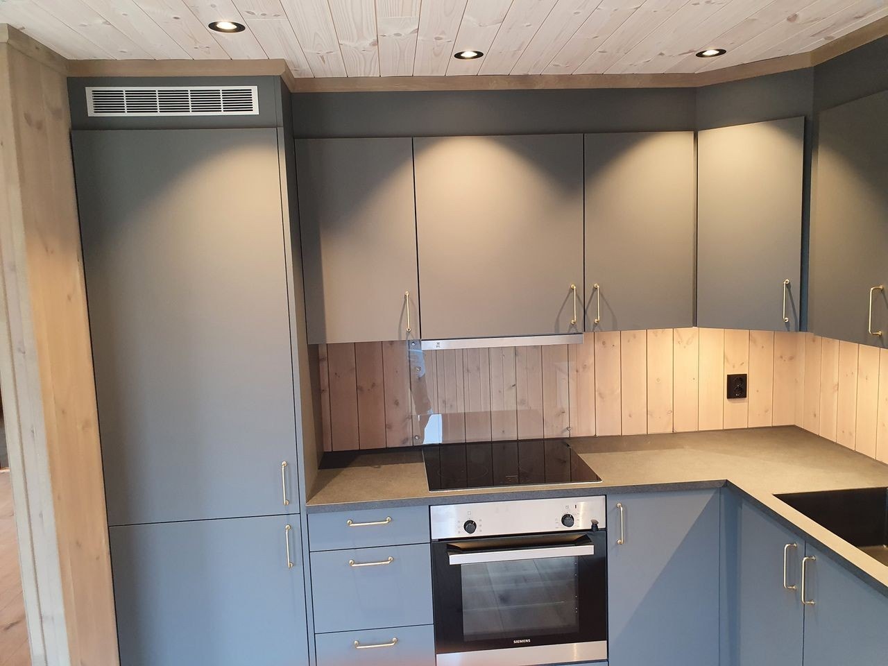 Bilder fra et JKE kjøkken på nesten identisk hytte. Galleribilde